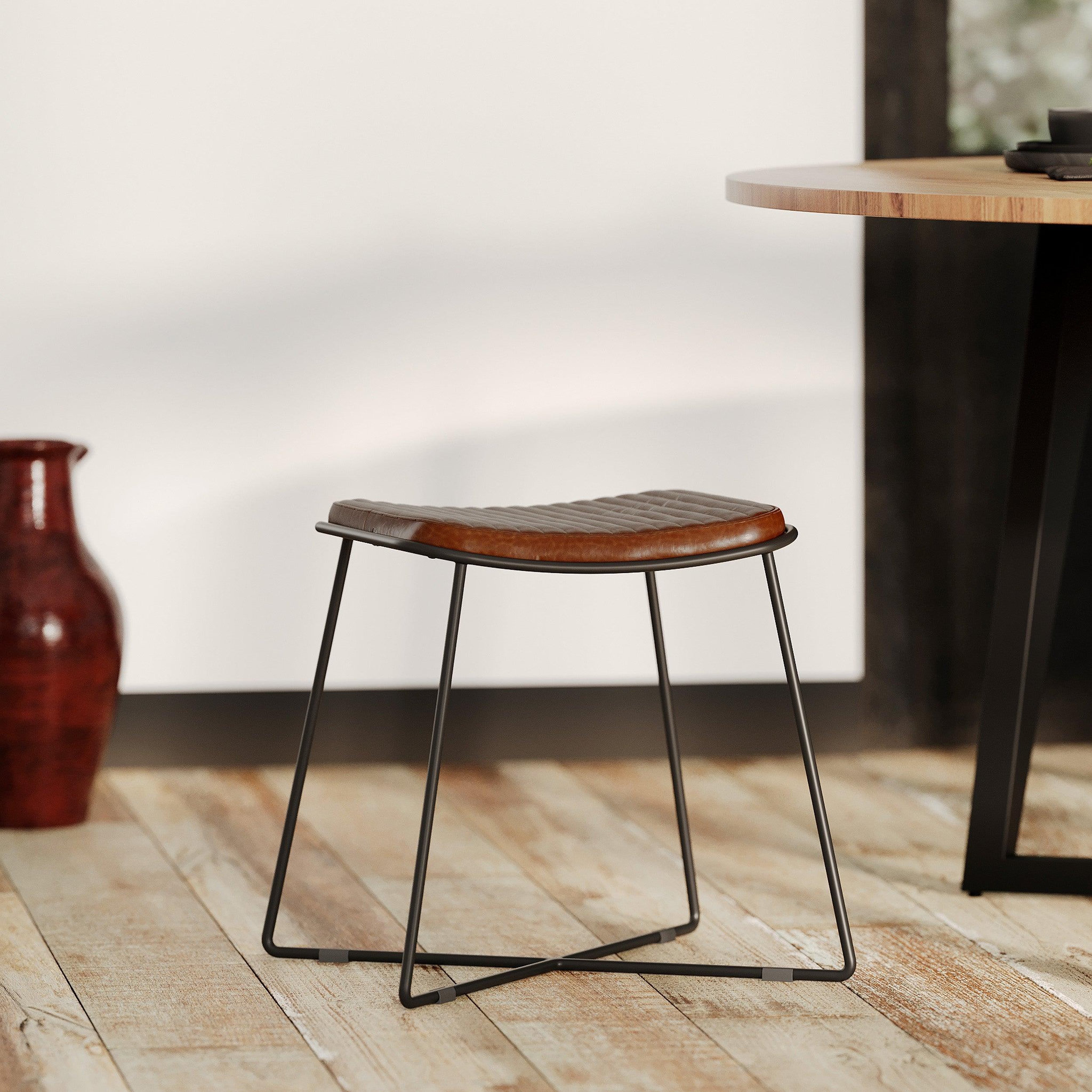 Voir la diapositive 2 : MAISON PAVANE Tabouret en cuir marron et pieds en métal noir-germain