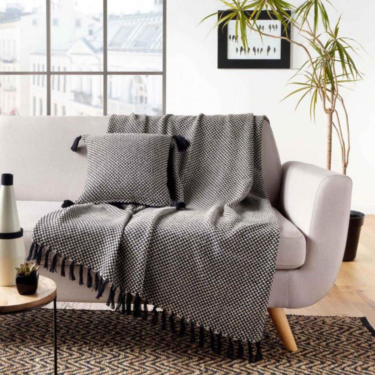 Paris Prix Coussin Déco à Pompons  Jennie  40x40cm Noir