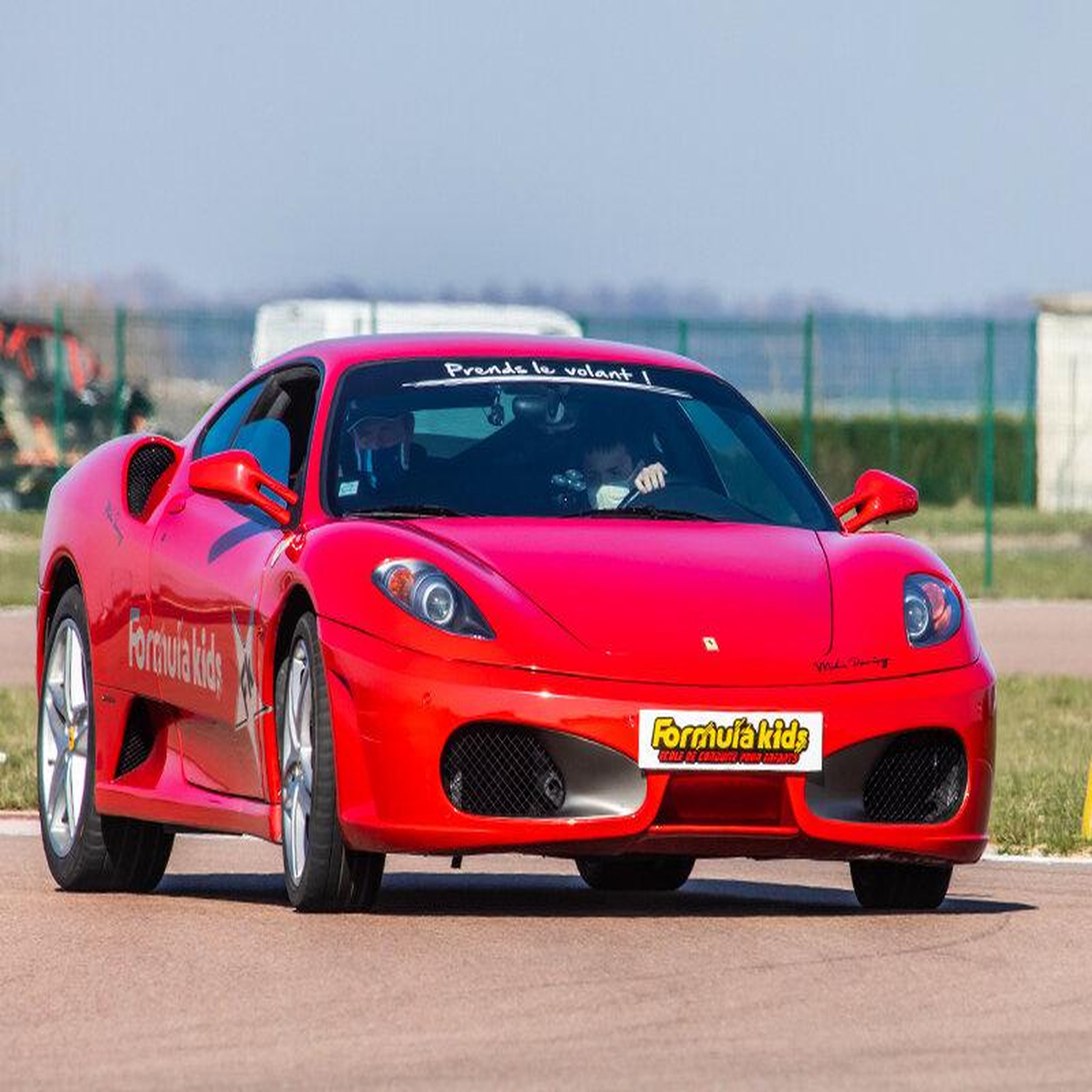 Voir la diapositive 4 : Smartbox Stage pilotage enfant : 5 ou 6 tours de circuit au volant d'une ferrari f430 - coffret cadeau sport & aventure