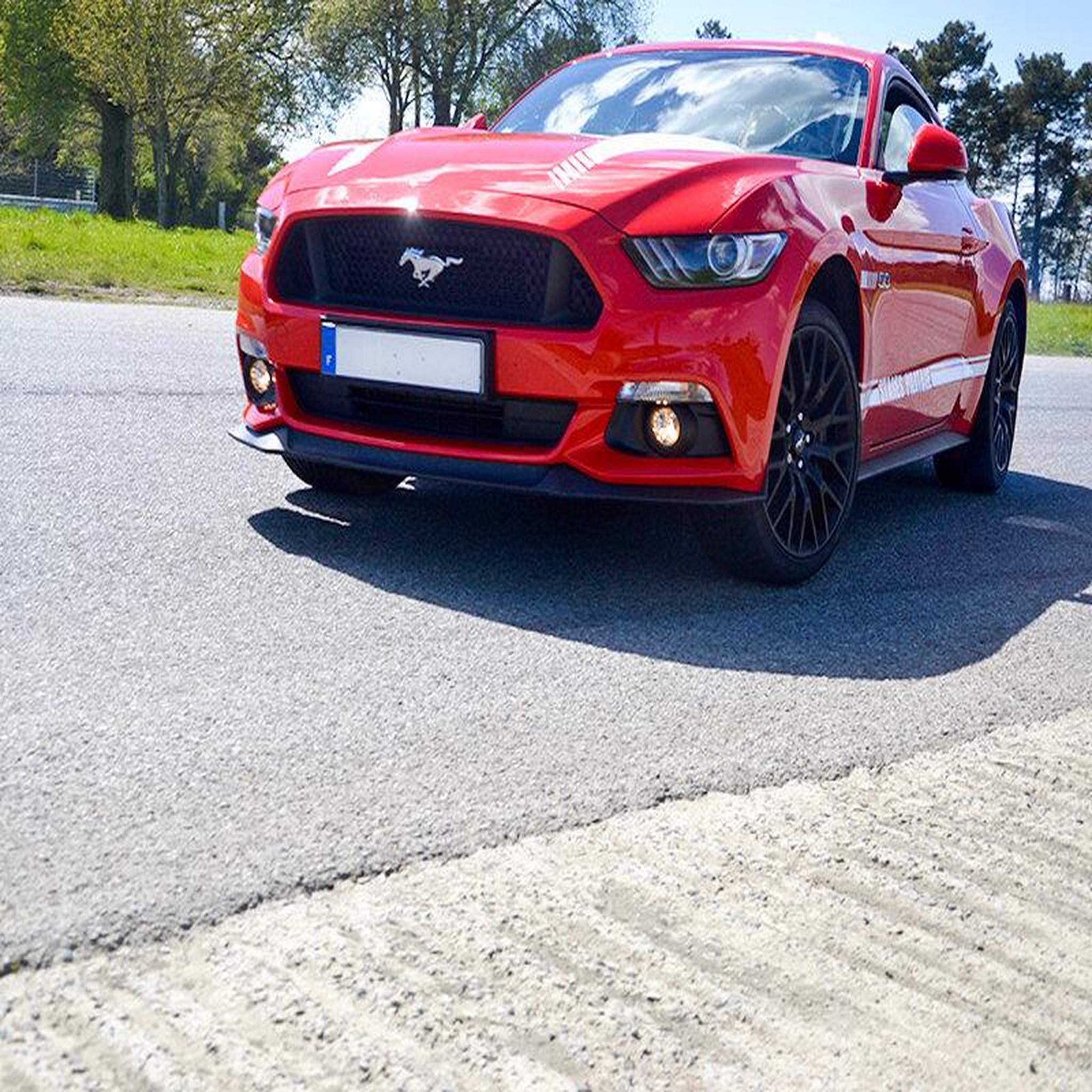 Voir la diapositive 4 : Smartbox 6 tours au volant d'une ford mustang et 2 tours de baptême à bord d'une berline hommell à lohéac - coffret cadeau sport & aventure