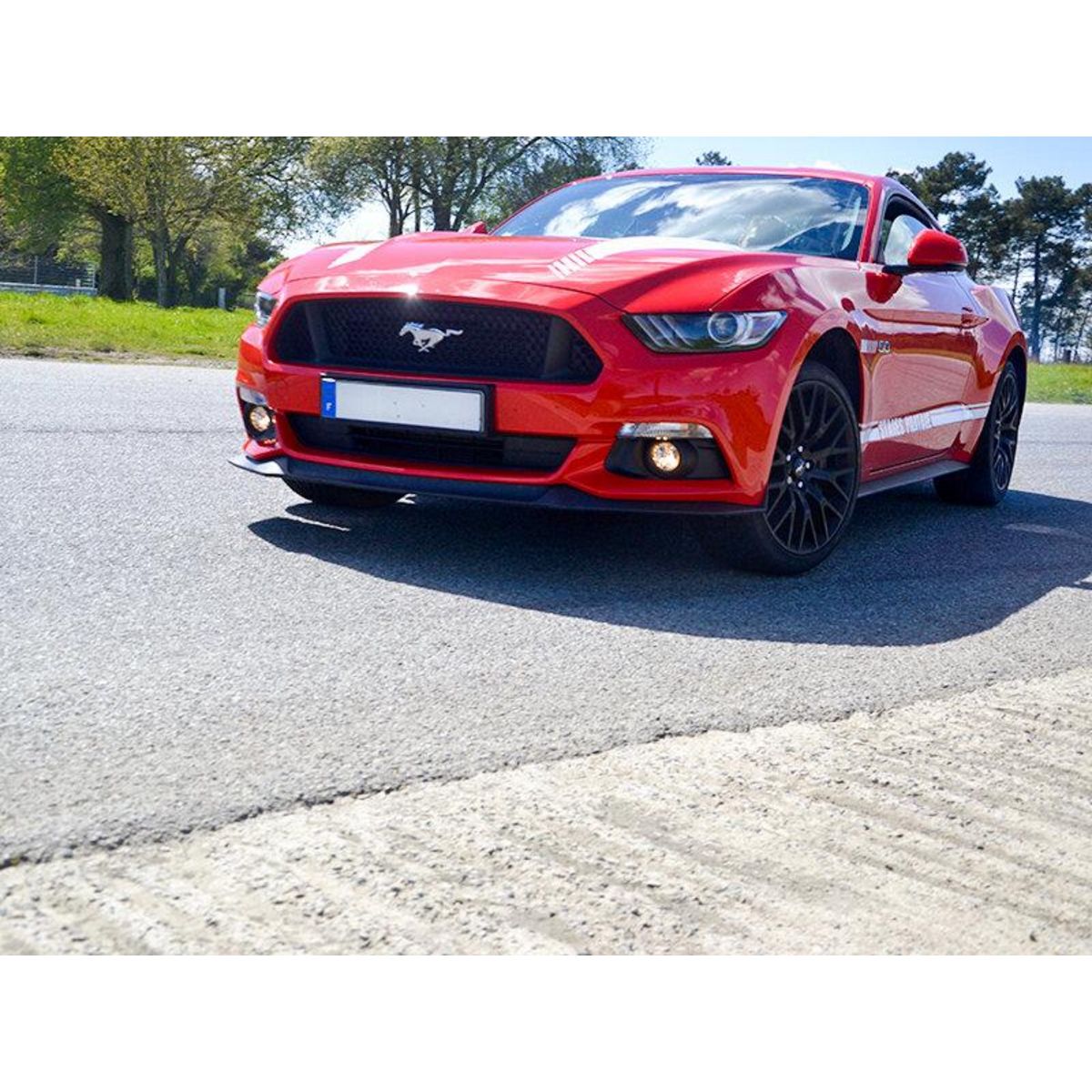 Smartbox 6 tours au volant d'une Ford Mustang et 2 tours de baptême à bord d'une berline Hommell à Lohéac - Coffret Cadeau Sport & Aventure
