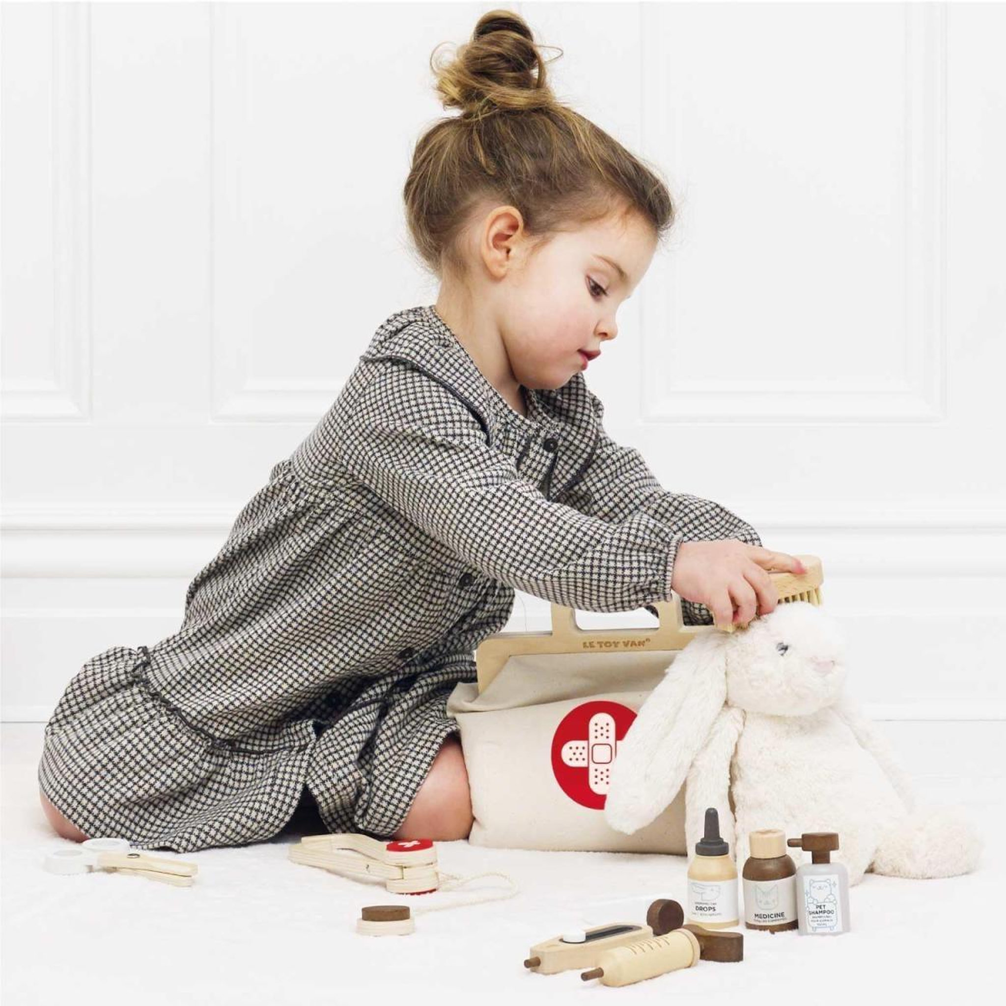 Voir la diapositive 2 : Le Toy Van Mallette De Vétérinaire Et Ses Accessoires - 10 Pièces
