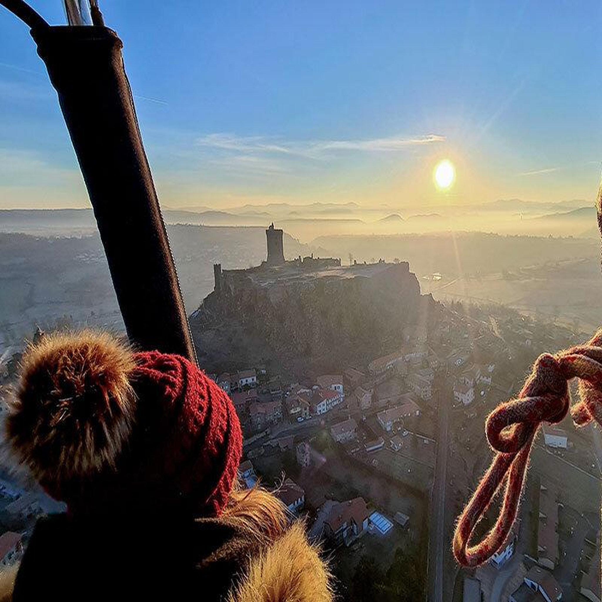 Voir la diapositive 3 : Smartbox Vol en montgolfière privatif au lever du soleil pour 2 personnes dans le Velay - Coffret Cadeau Sport & Aventure