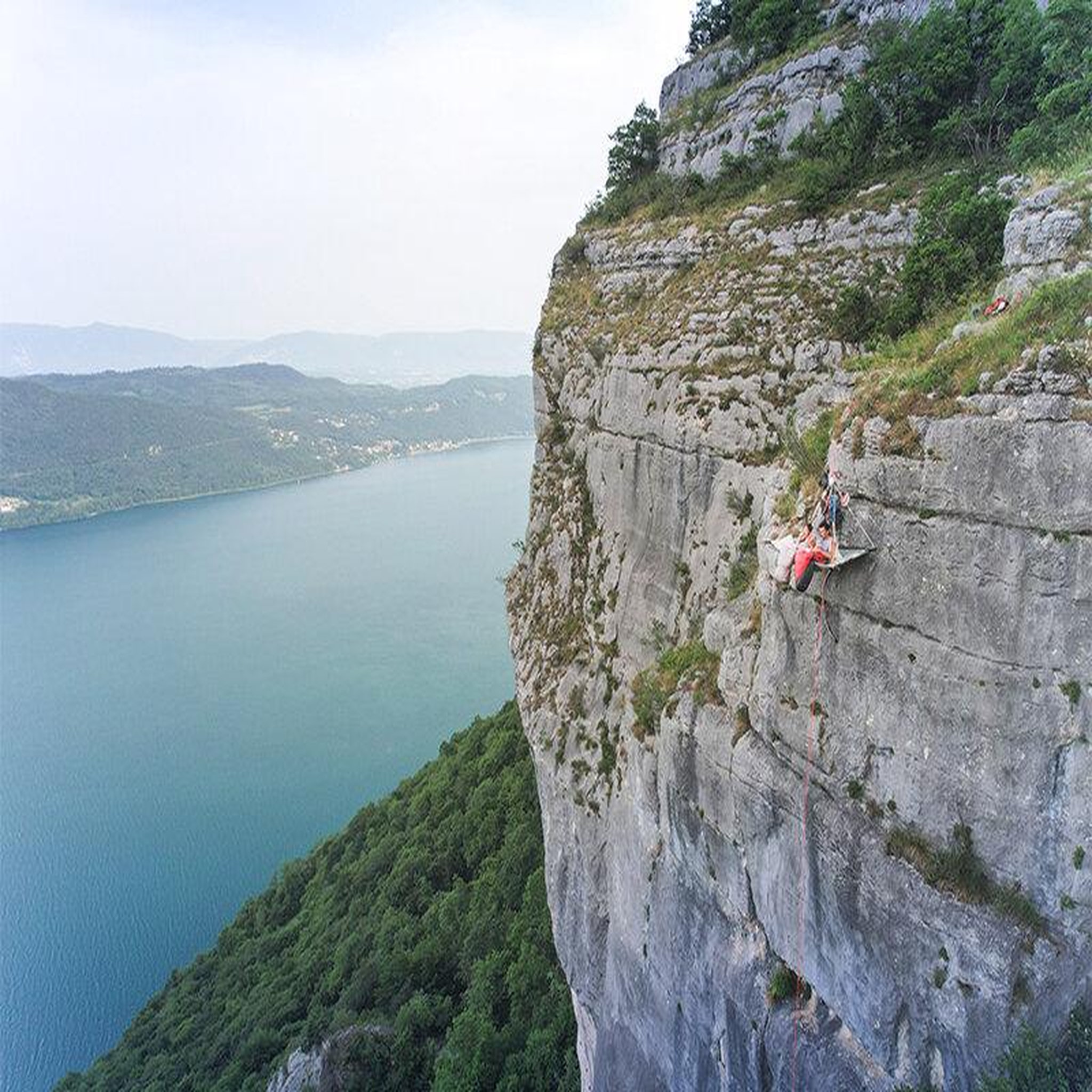 Voir la diapositive 2 : Smartbox 2 jours insolites à flanc de falaise avec repas au bord du lac du bourget - coffret cadeau séjour