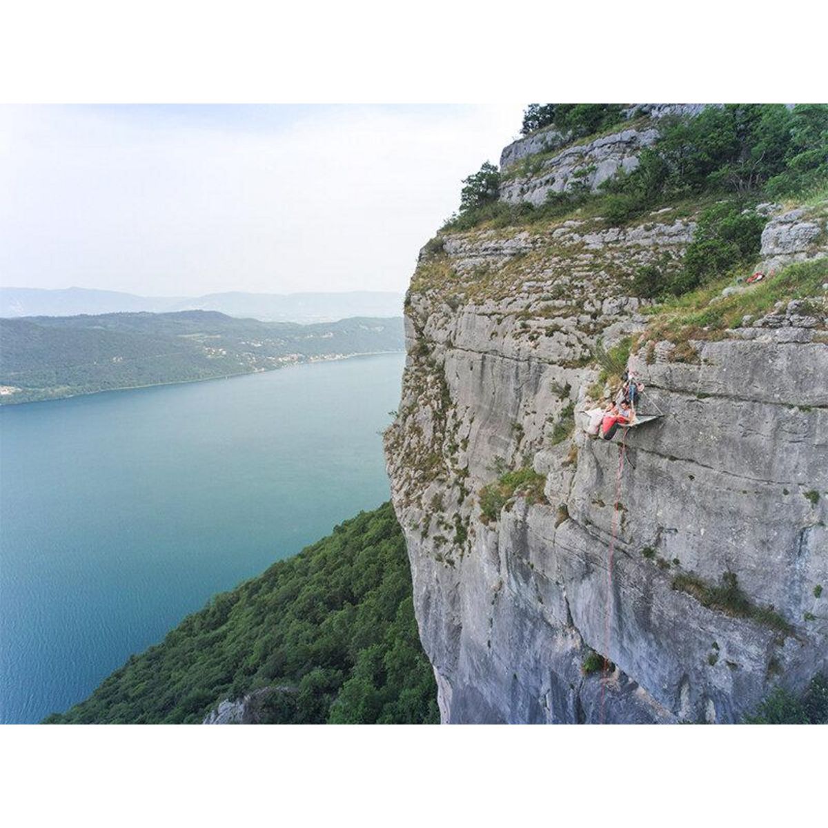 Smartbox 2 jours insolites à flanc de falaise avec repas au bord du lac du Bourget - Coffret Cadeau Séjour