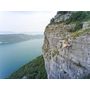 Voir la diapositive 2 : Smartbox 2 jours insolites à flanc de falaise avec repas au bord du lac du Bourget - Coffret Cadeau Séjour