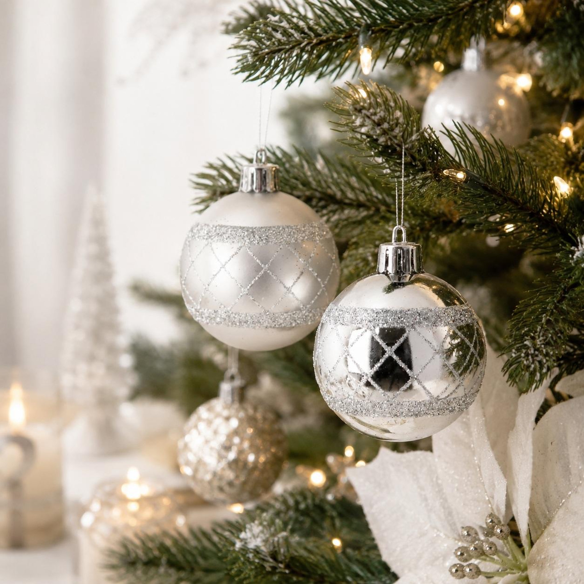 Voir la diapositive 2 : Eden Set de 8 boules de noël décor carreaux argent