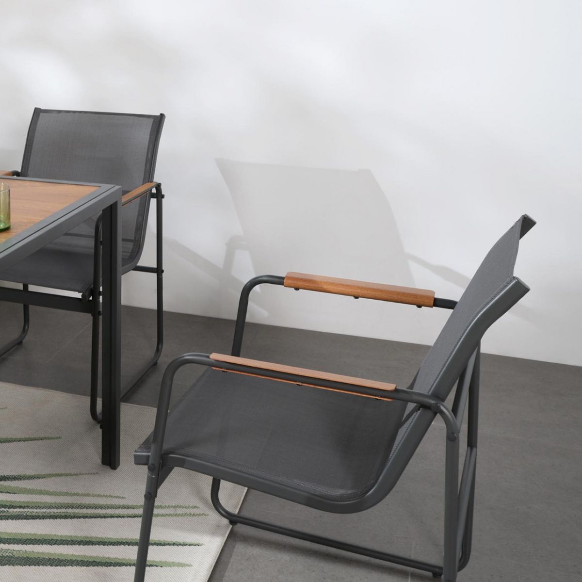 CONCEPT USINE Salon de jardin 6 places anthracite et bois FOGGIA