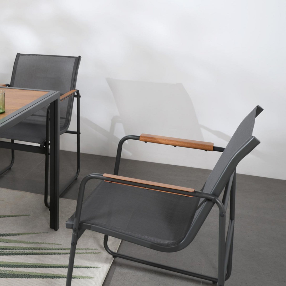 CONCEPT USINE Salon de jardin 6 places anthracite et bois FOGGIA