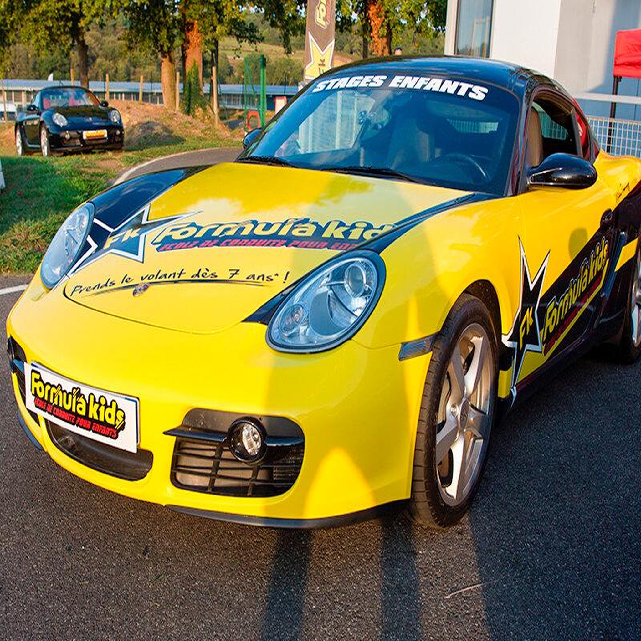 Voir la diapositive 4 : Smartbox Pilotage pour enfant : 5 tours de circuit au volant d'une porsche cayman - coffret cadeau sport & aventure