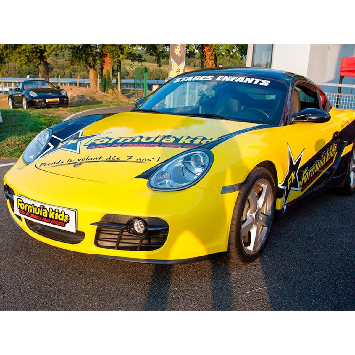 Smartbox Pilotage pour enfant : 5 tours de circuit au volant d'une Porsche Cayman - Coffret Cadeau Sport & Aventure