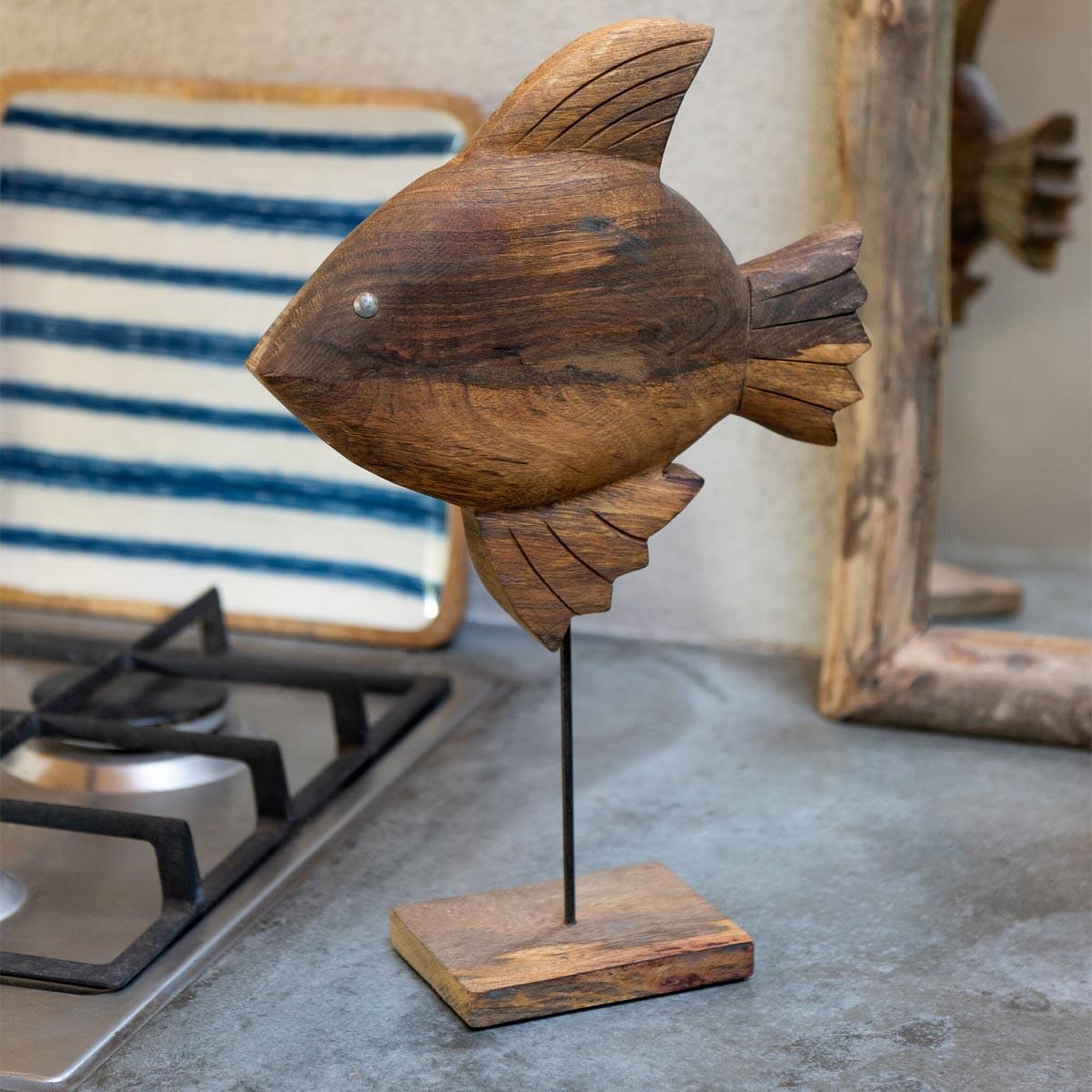 Voir la diapositive 3 : J-LINE Statuette poisson sur pied en bois  antwan  40cm marron