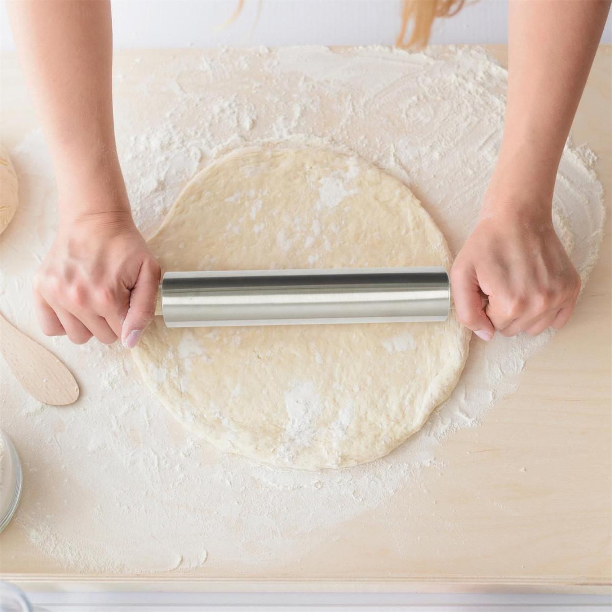 Voir la diapositive 2 : Lily Cook Rouleau à pâtisserie bois & inox  bima  42cm argent
