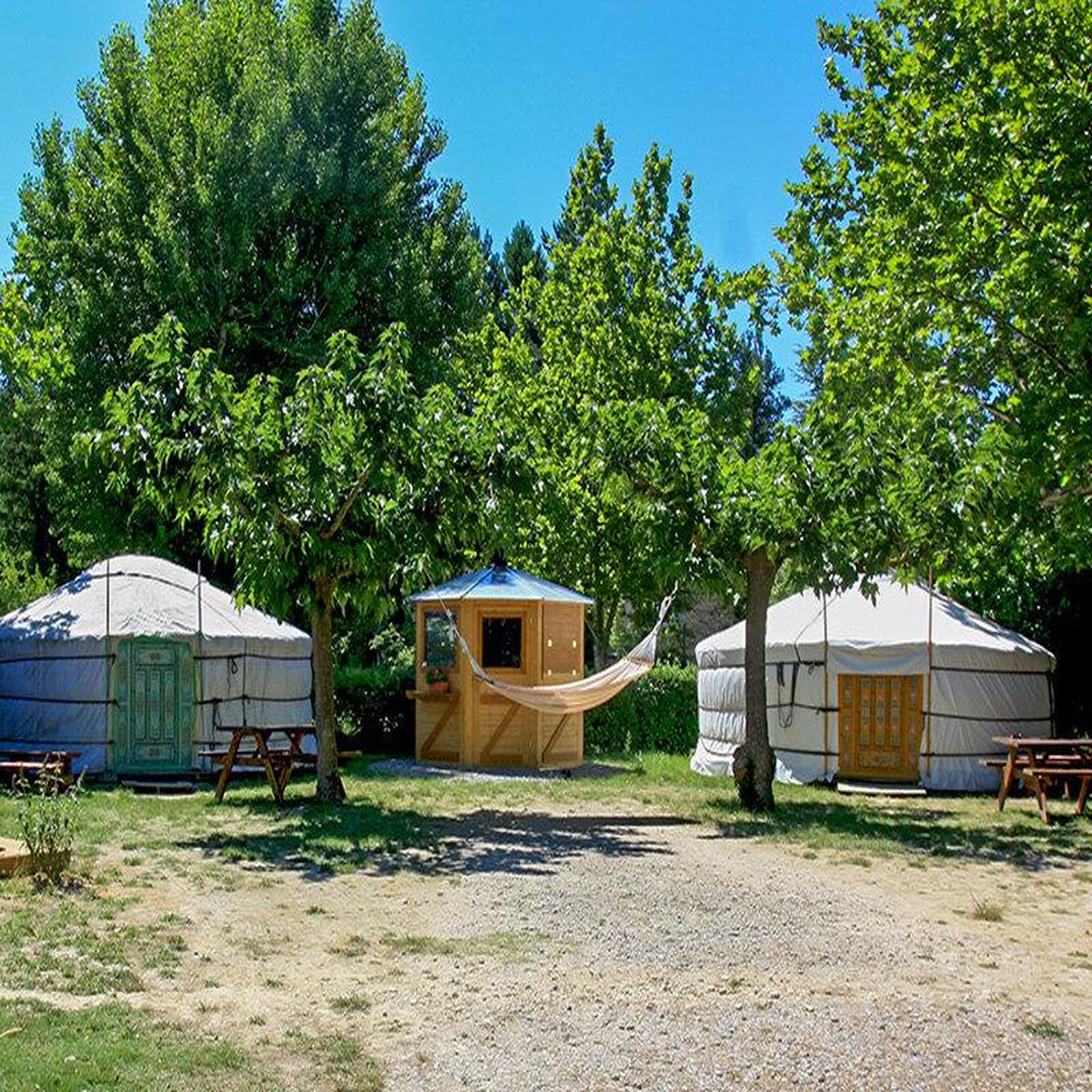Voir la diapositive 3 : Smartbox 2 jours insolites en yourte près d'avignon - coffret cadeau séjour