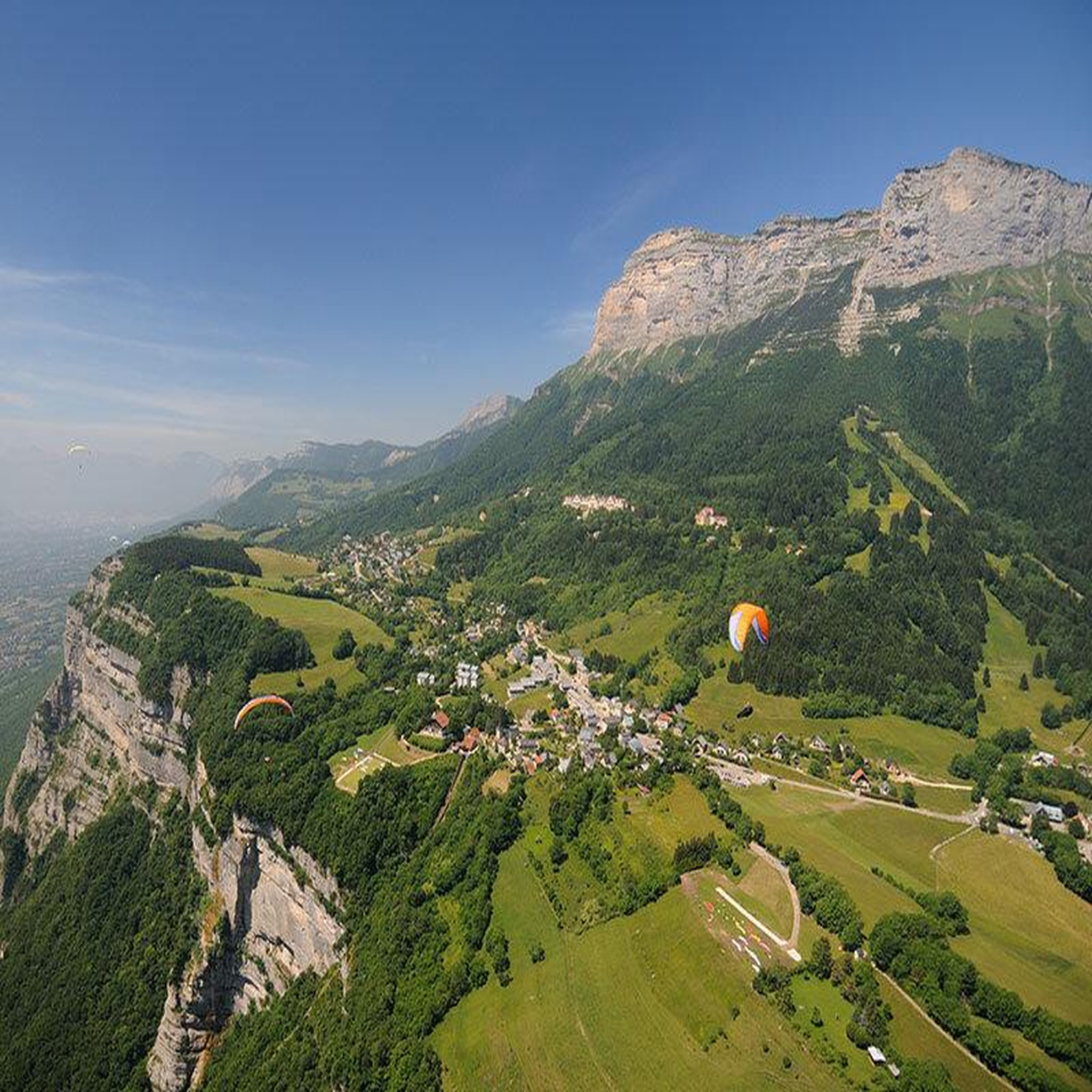 Voir la diapositive 4 : Smartbox Vol en parapente de 25 min sur les rives du lac d'Annecy - Coffret Cadeau Sport & Aventure