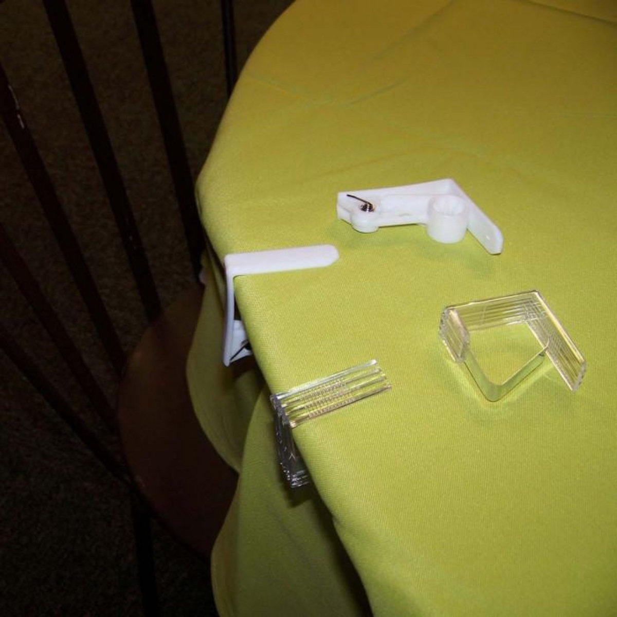 Paris Prix Lot de 4 Pinces pour Nappe  Windy II  6cm Blanc