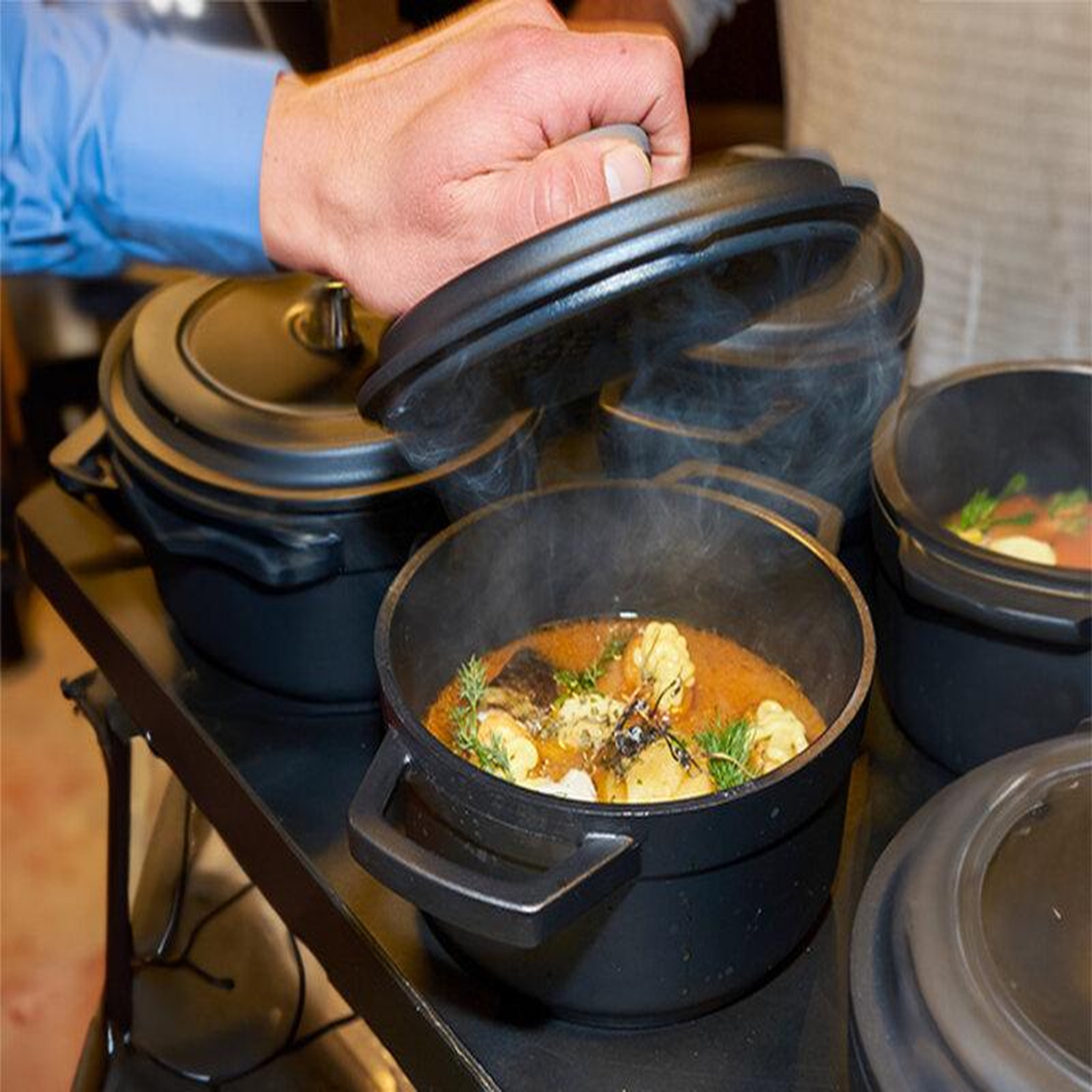 Voir la diapositive 4 : Smartbox Croisière gourmande d'1h45 sur la Seine avec dîner Menu 3 plats sur le Paris en Scène - Coffret Cadeau Gastronomie