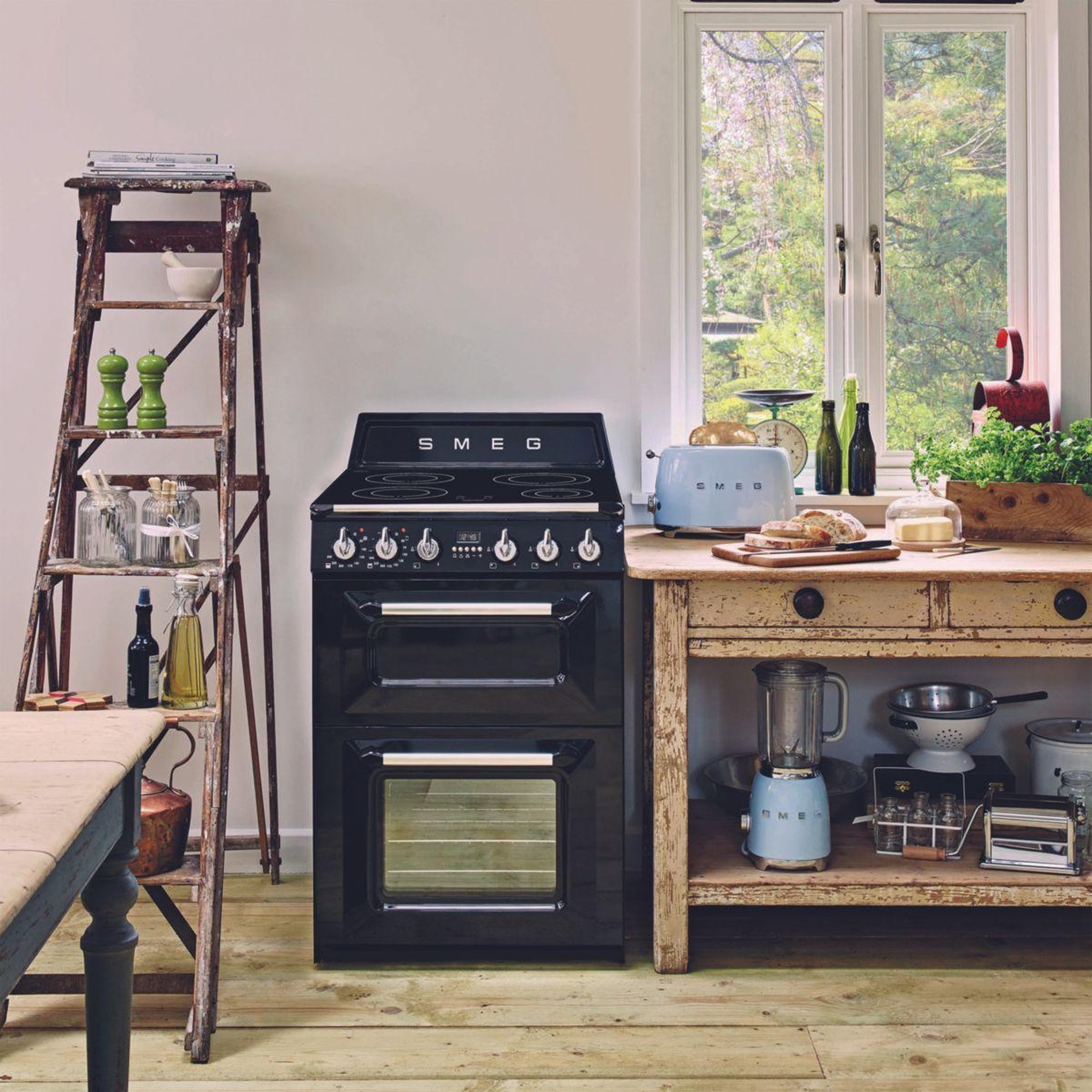 Voir la diapositive 3 : SMEG Cuisinière induction TR62IBL2