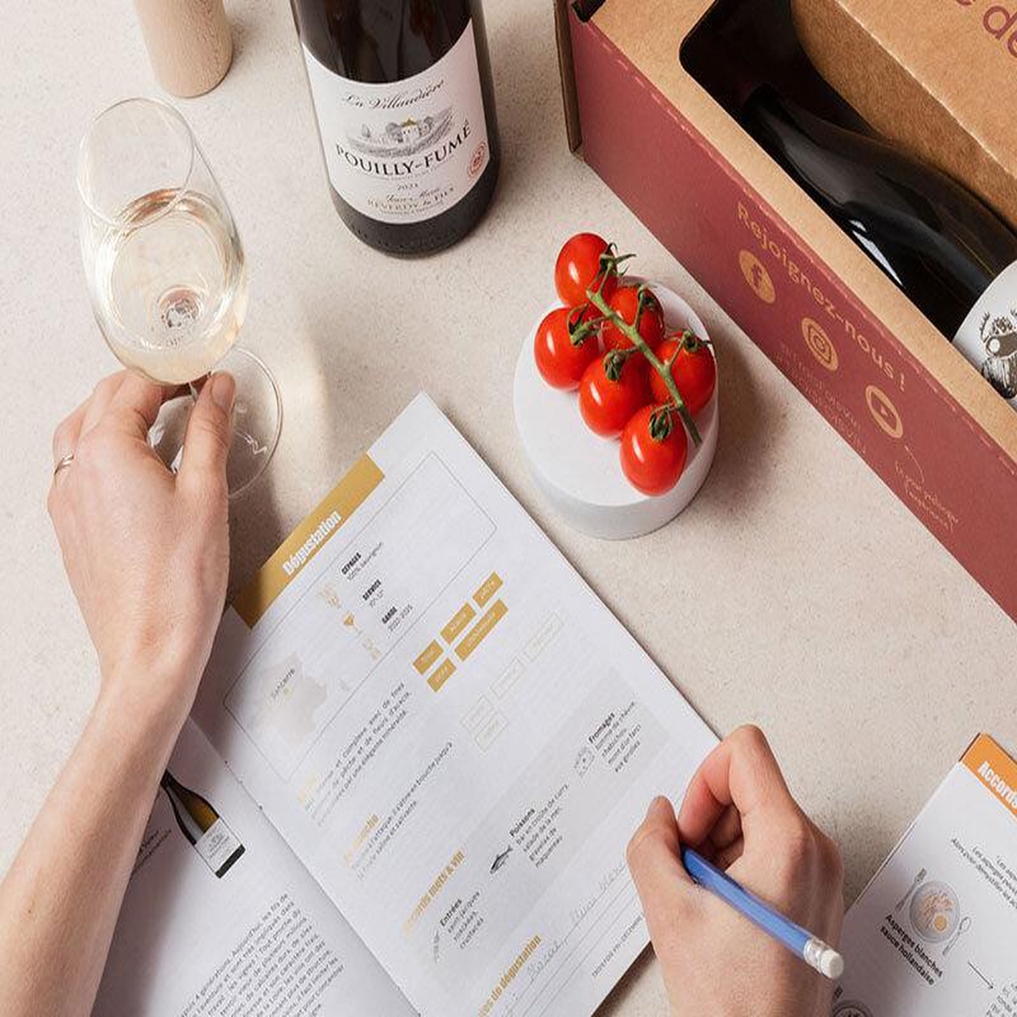 Voir la diapositive 2 : Smartbox Coffret de 3 bouteilles de vin et livre d'œnologie - coffret cadeau gastronomie