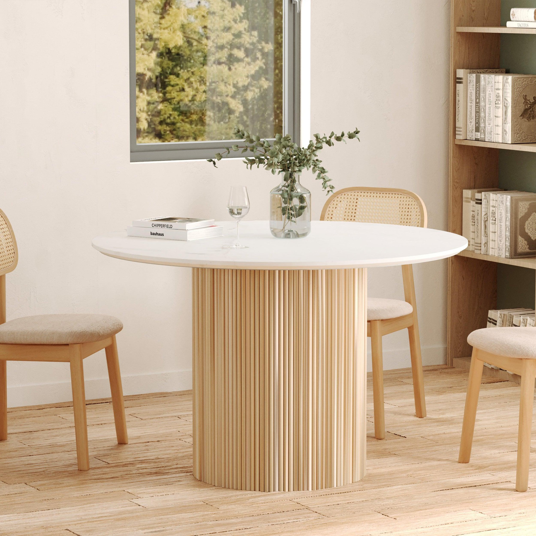 Voir la diapositive 2 : MAISON PAVANE Table ronde 4 personnes en marbre blanc et bois de manguier d120 cm-agathe
