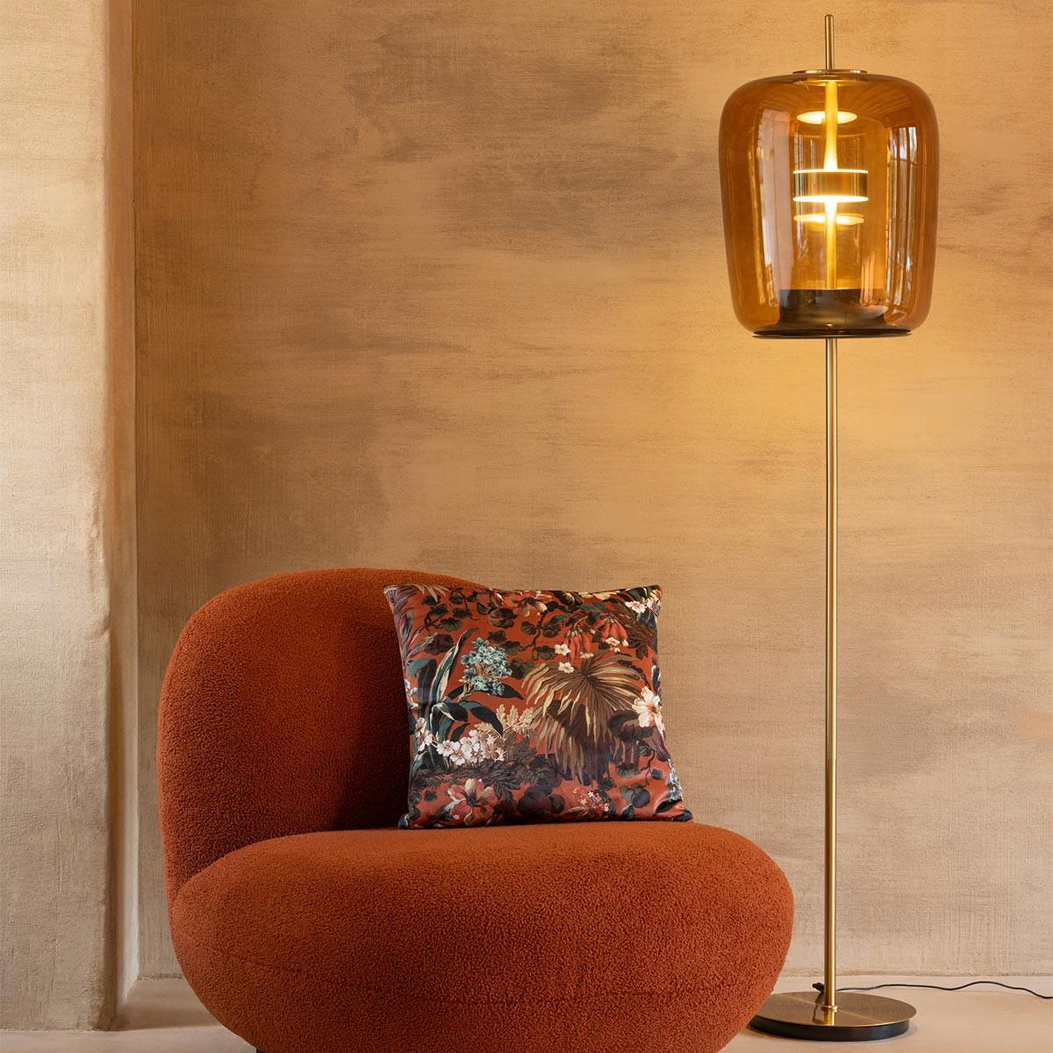 Voir la diapositive 6 : J-LINE Lampadaire en verre à led  omar  168cm marron