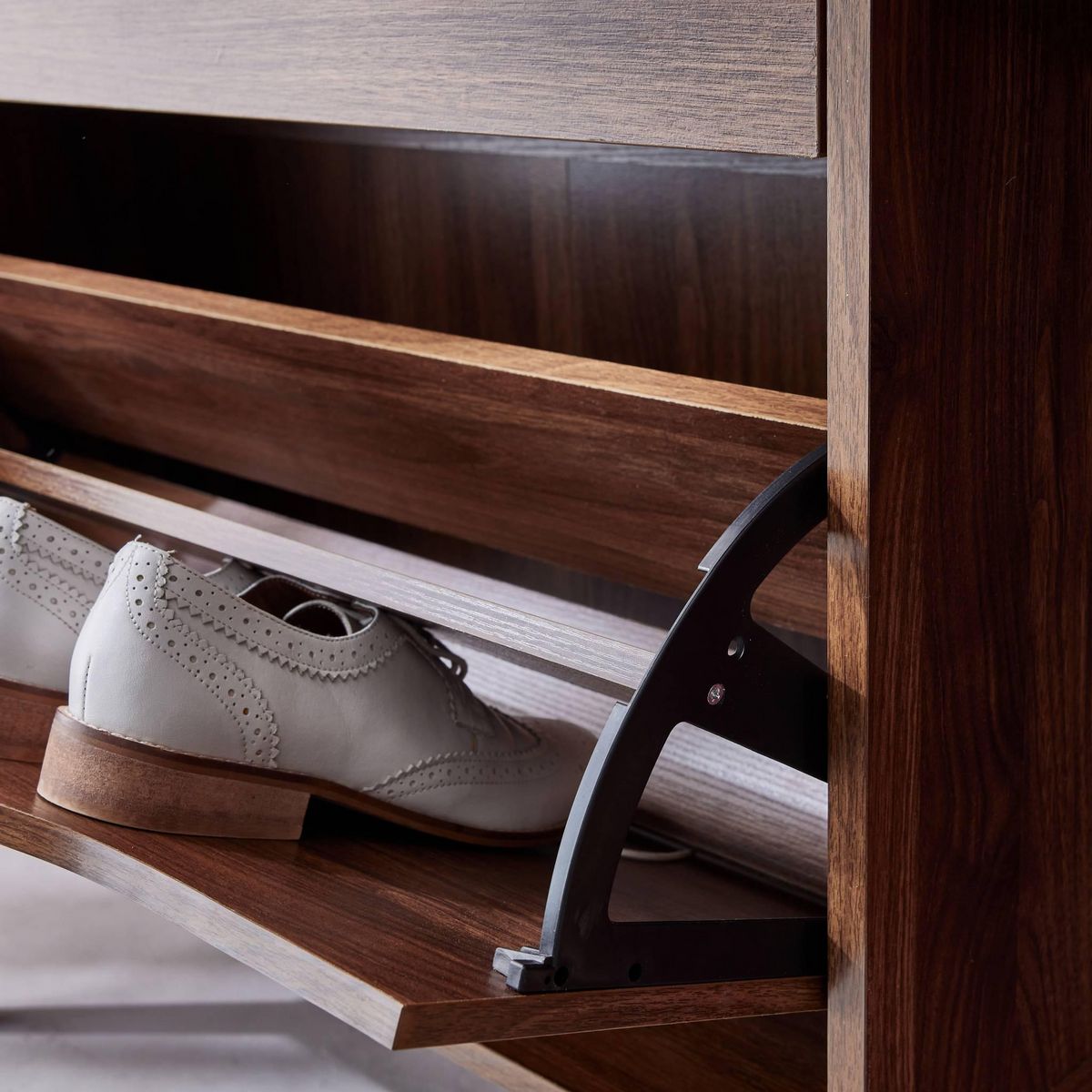 SWEEEK Meuble à chaussures scandinave décor noyer 3 portes abattantes capacité 18 paires de chaussures