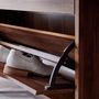 Voir la diapositive 6 : SWEEEK Meuble à chaussures scandinave décor noyer 3 portes abattantes capacité 18 paires de chaussures