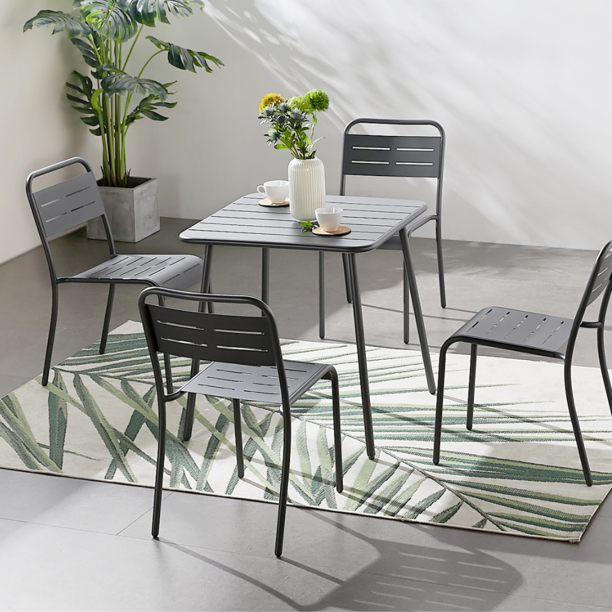 Voir la diapositive 4 : CONCEPT USINE Table carrée 4 places 70x70cm gris foncé BERGAME