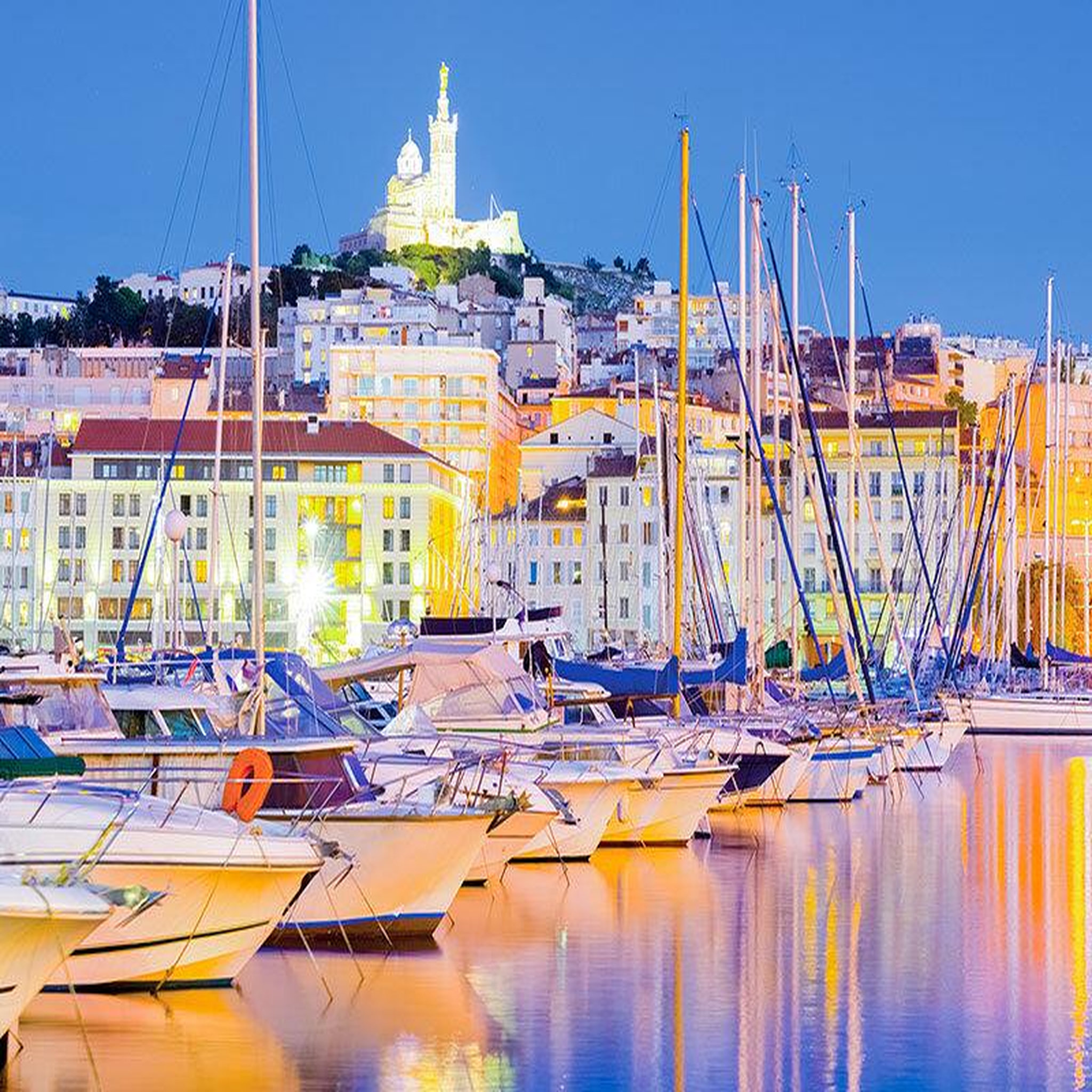 Voir la diapositive 4 : Smartbox Excursion en bateau de 3h dans les calanques au coucher du soleil avec rosé - coffret cadeau sport & aventure