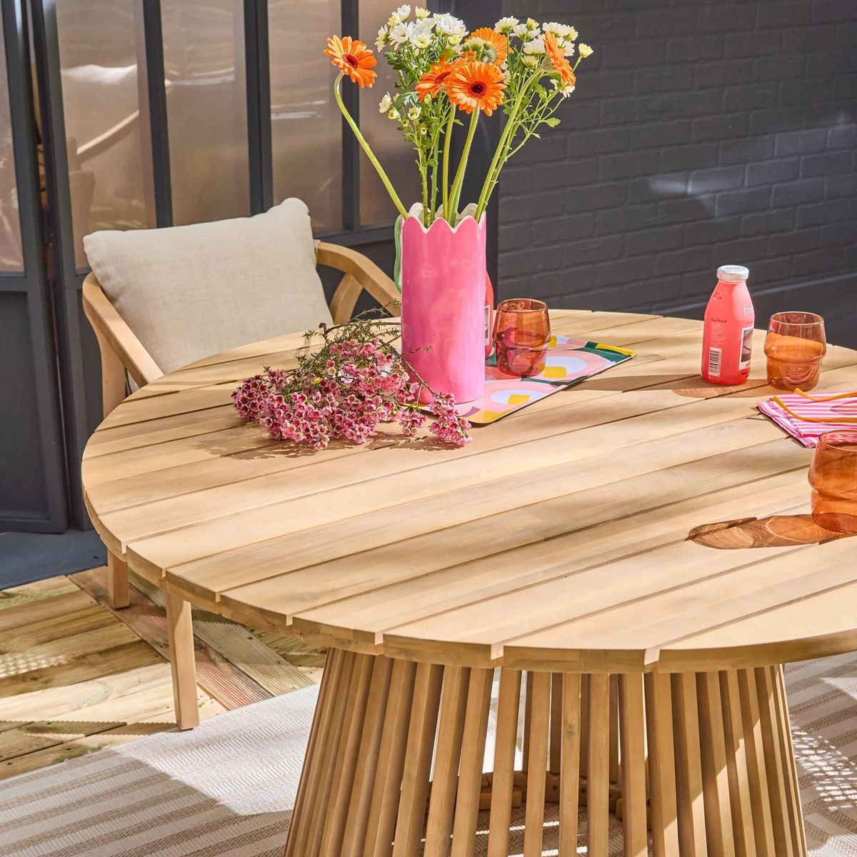 SWEEEK Table à manger intérieur/extérieur bois d'acacia + 4 assises en bois et corde beige