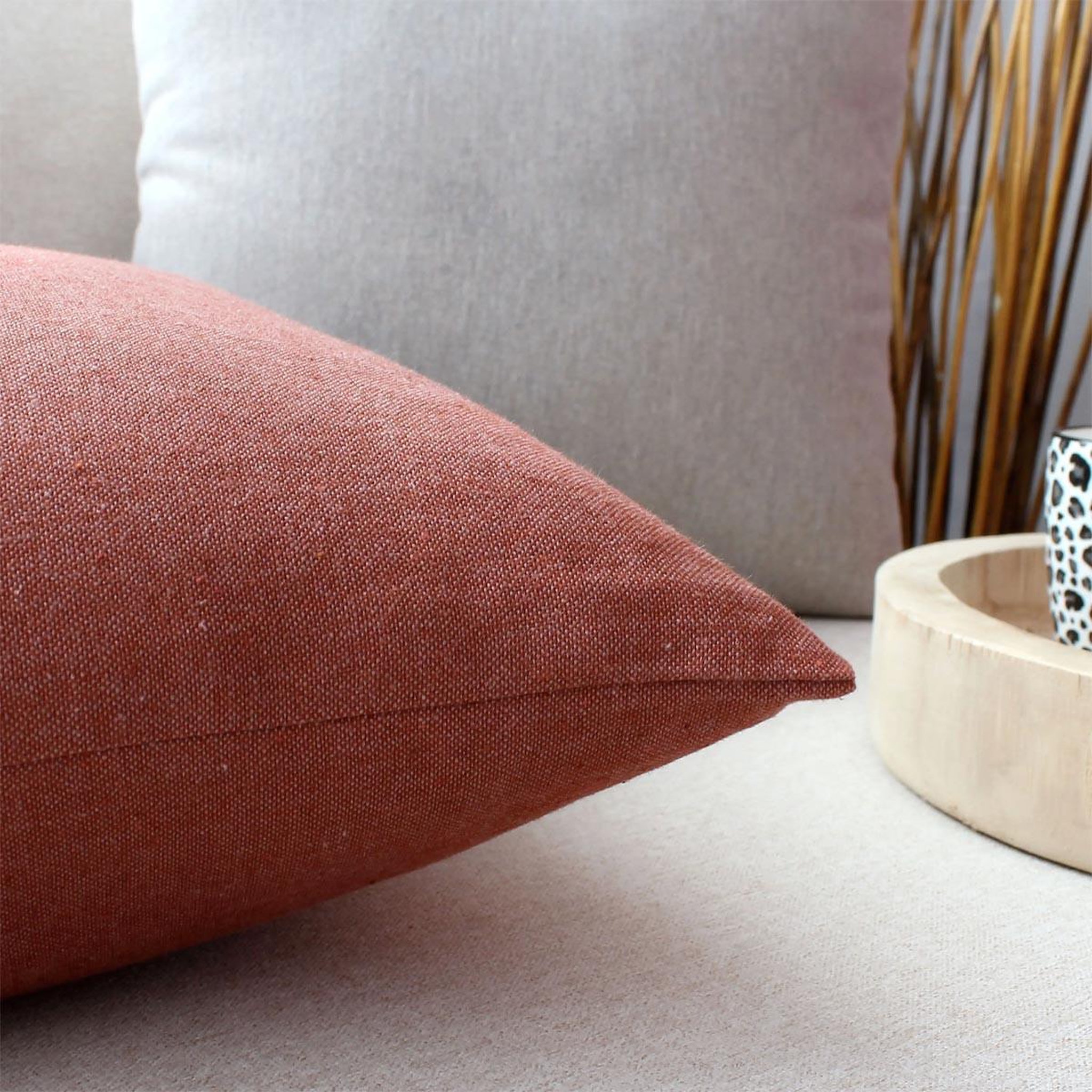 Voir la diapositive 2 : ENJOY HOME Coussin déco uni  cambria  40x40cm terracotta