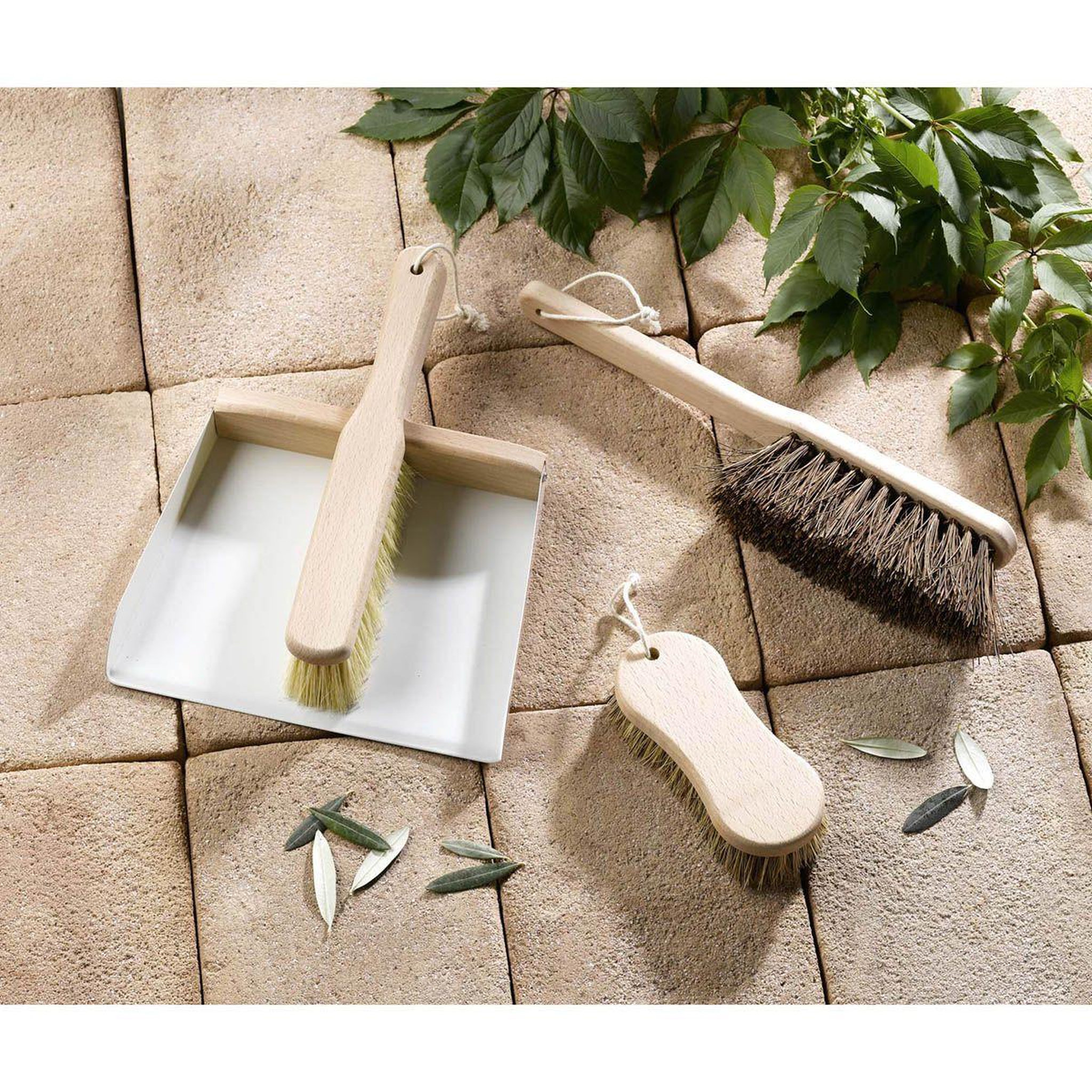 Voir la diapositive 2 : HOMEA Balayette en bois  vintage  35cm naturel