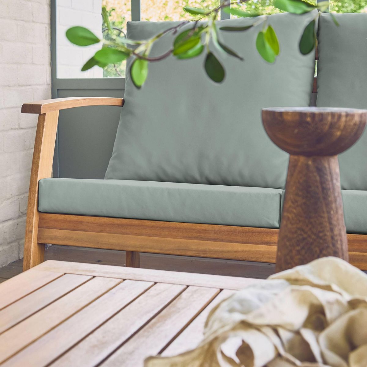 SWEEEK Salon de jardin USHUAIA 5 places en bois d'acacia, un canapé, une table, deux fauteuils