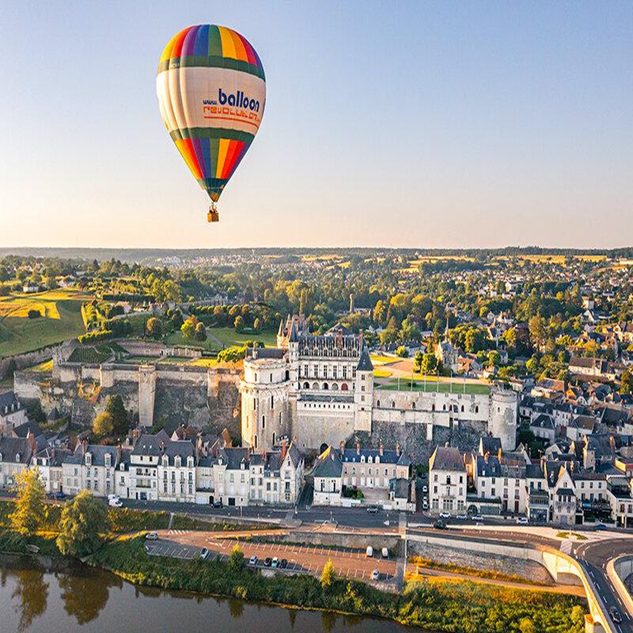 Voir la diapositive 3 : Smartbox Vol en montgolfière à Amboise avec visite d'une cave et dégustation de vin - Coffret Cadeau Sport & Aventure