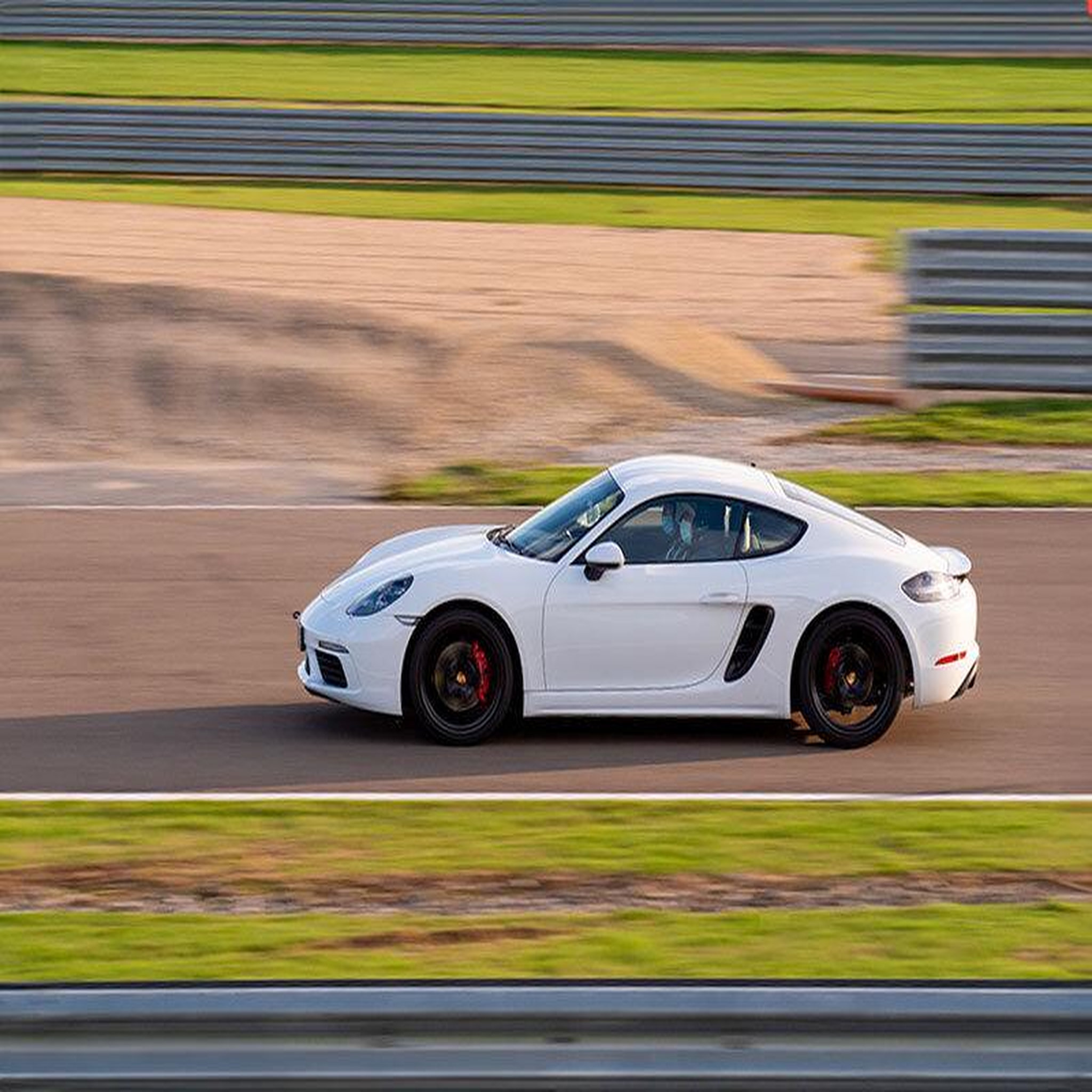Voir la diapositive 2 : Smartbox Stage de pilotage : 3 tours sur le circuit de nogaro en porsche cayman - coffret cadeau sport & aventure