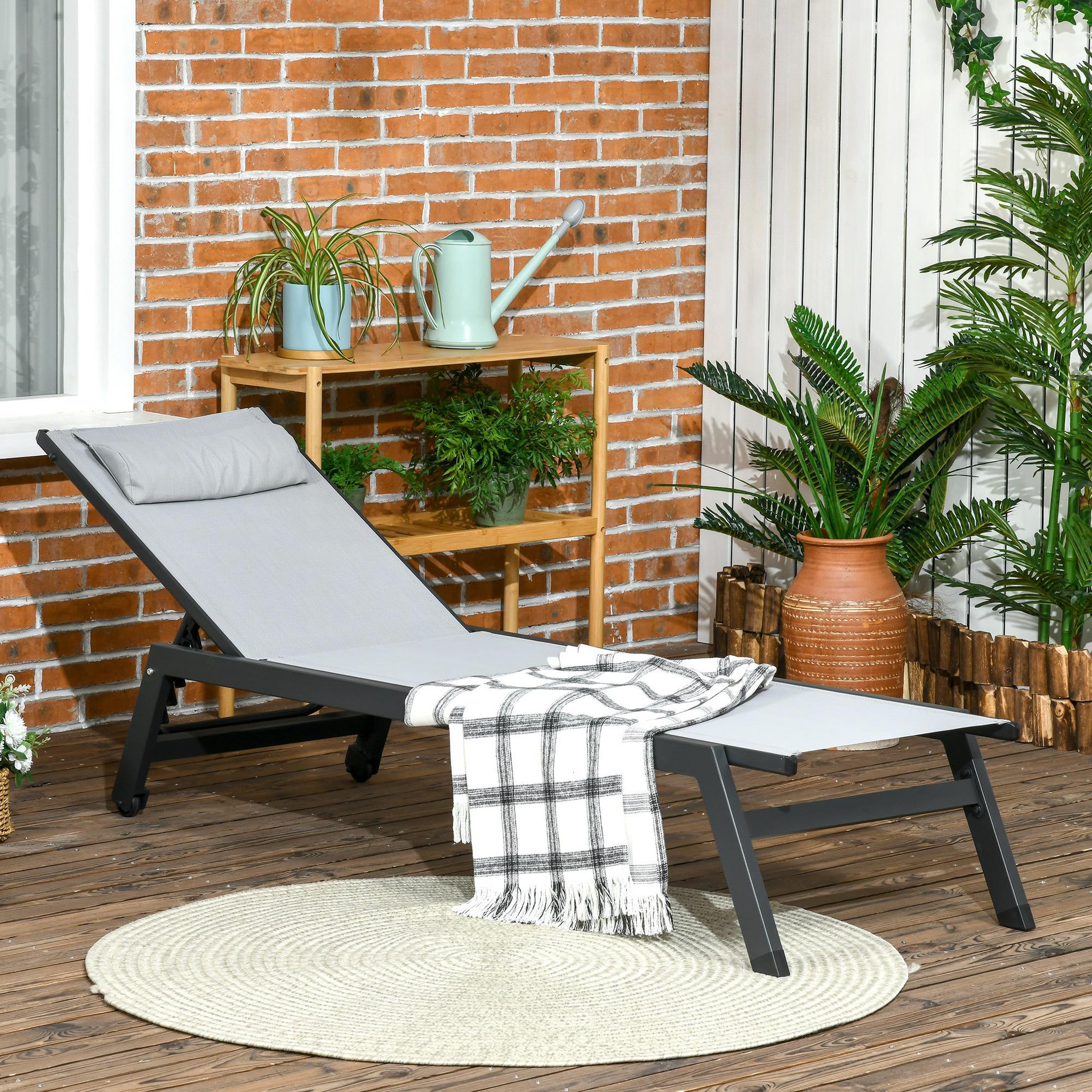 Voir la diapositive 2 : OUTSUNNY Bain de soleil transat inclinable 5 positions - tétière, 2 roulettes - alu. textilène gris