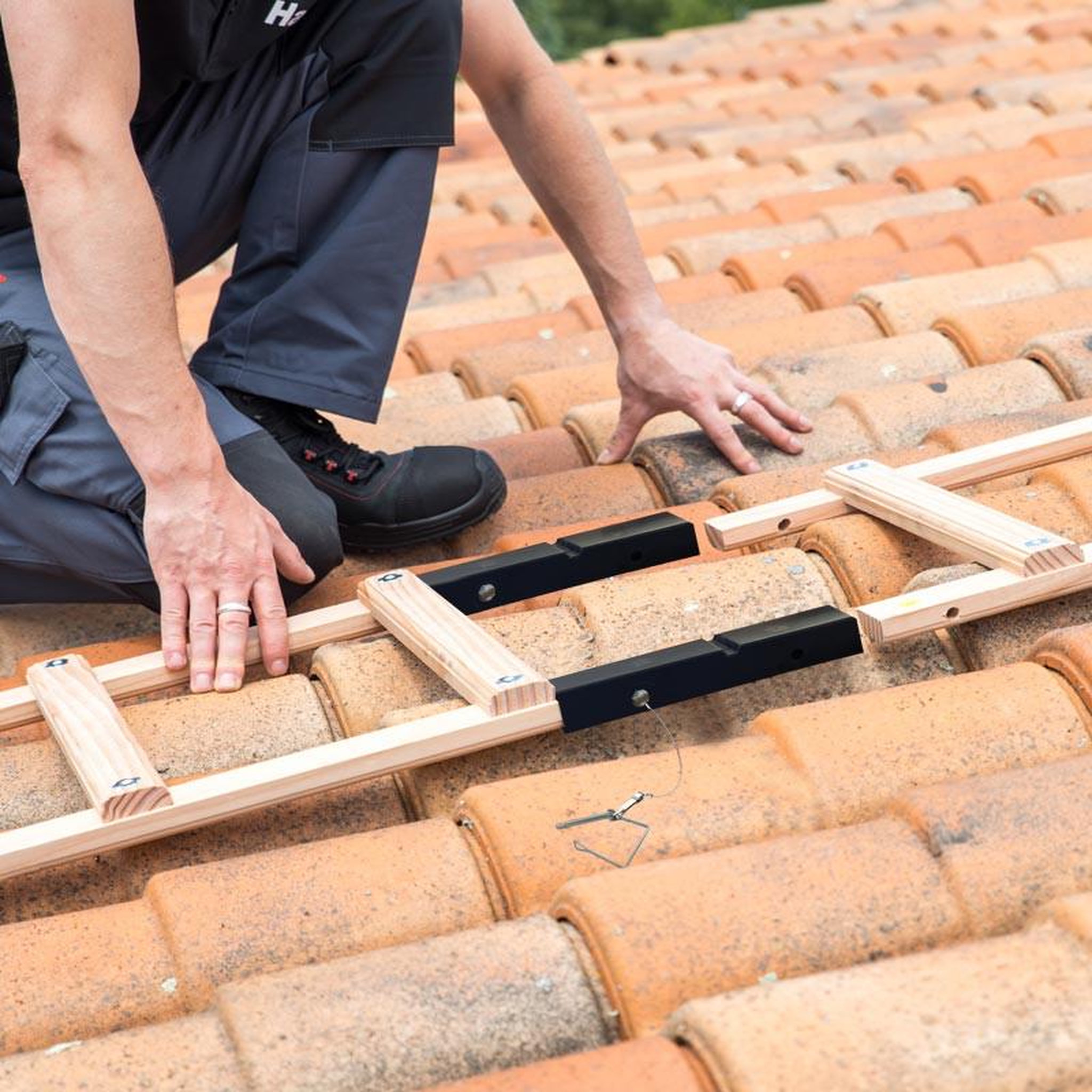 Voir la diapositive 4 : HAILO Echelle plate de toit en bois pour couvreur 5m hailo safety roof