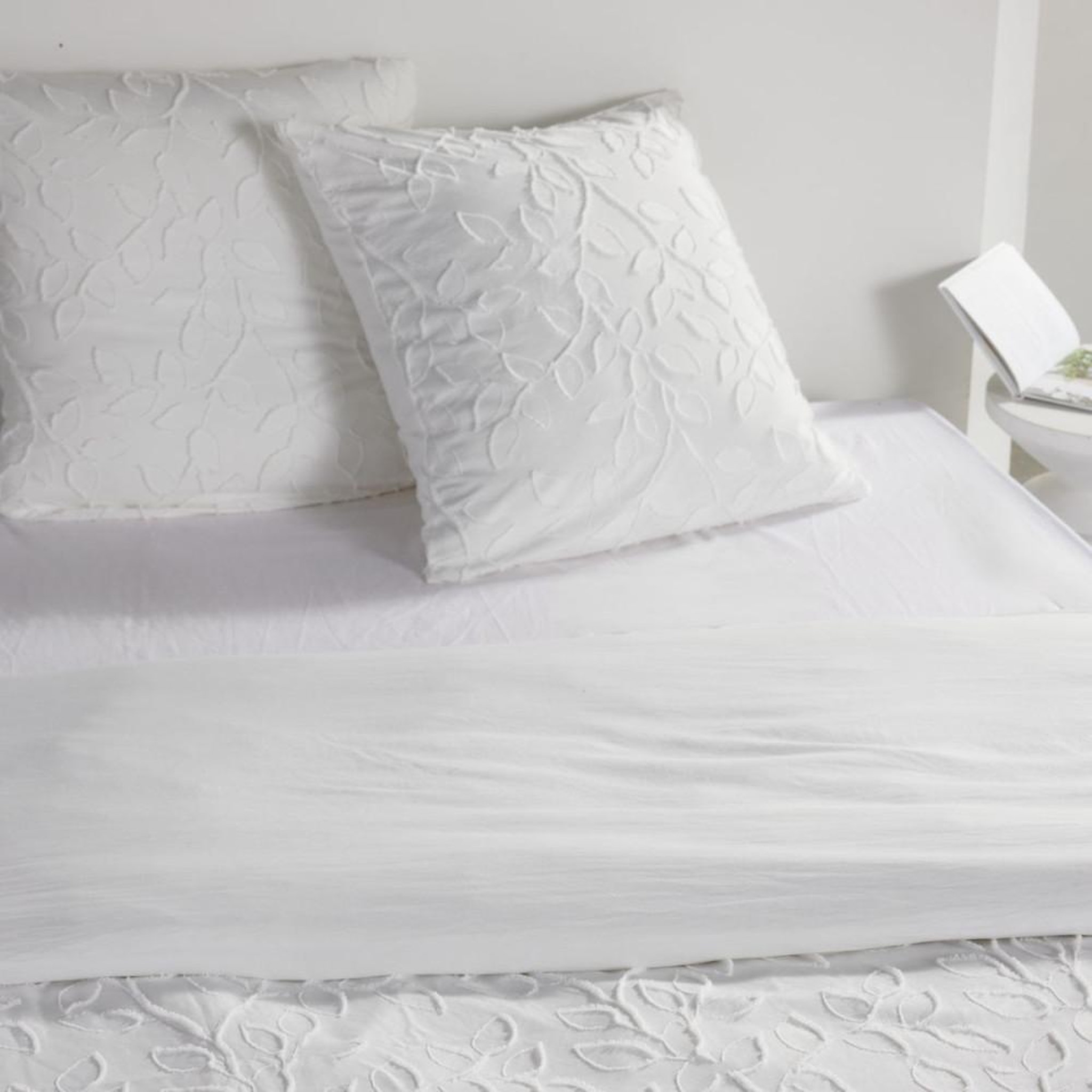 Voir la diapositive 2 : Today Parure de lit - TODAY - Essential - 2 personnes - 220 x 240 cm - Effet tufté floral blanc