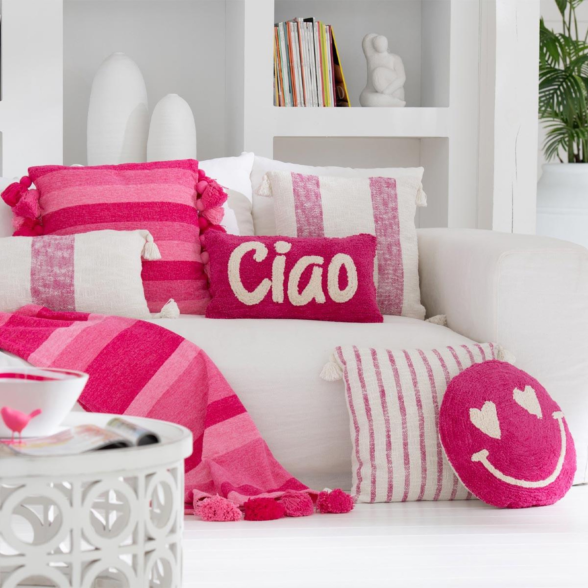 Voir la diapositive 3 : J-LINE Coussin déco tufté smiley  polly  45cm rose
