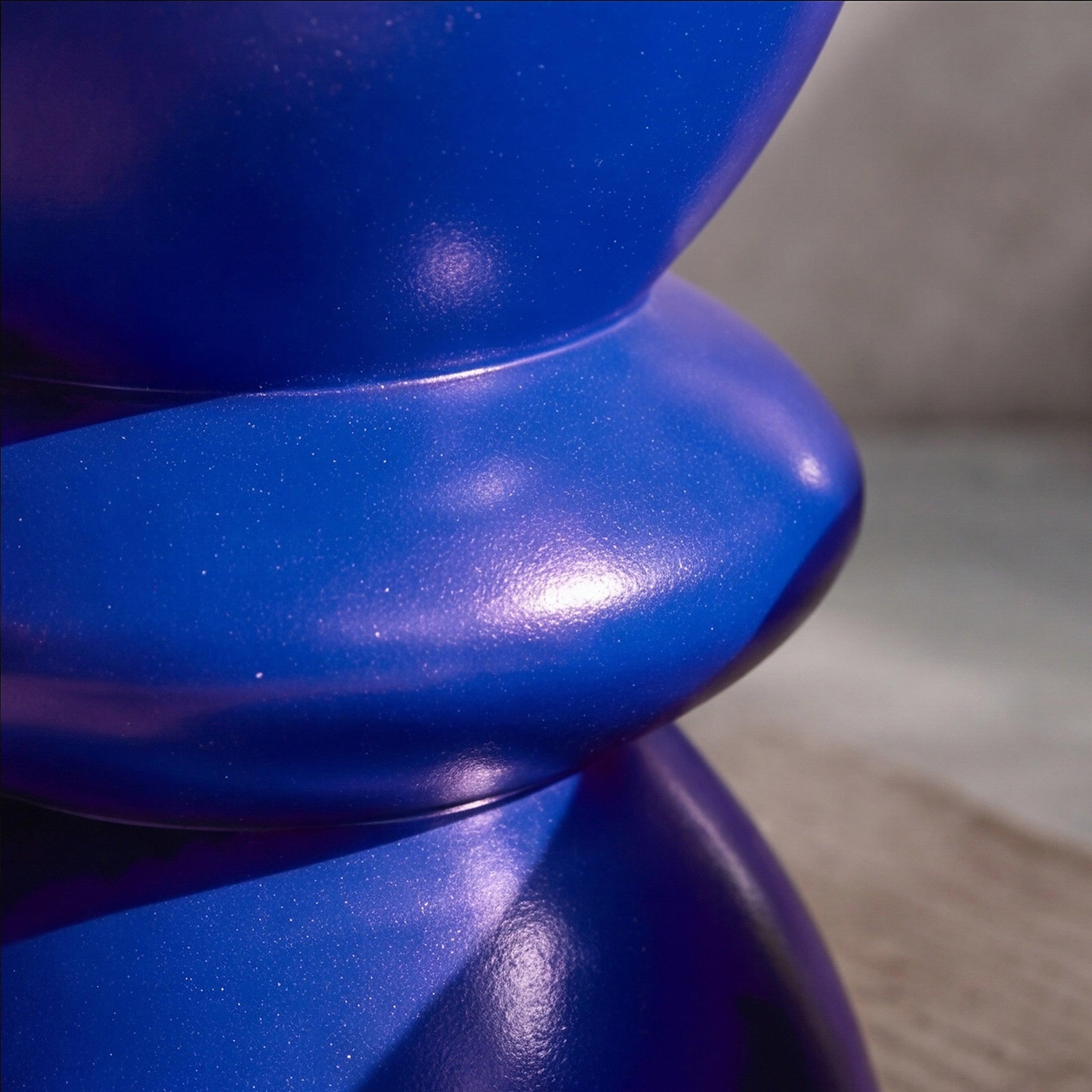 Voir la diapositive 3 : MAISON PAVANE Table d'appoint ronde bleu roi en fibre d'argile effet béton d35 cm-maupiti