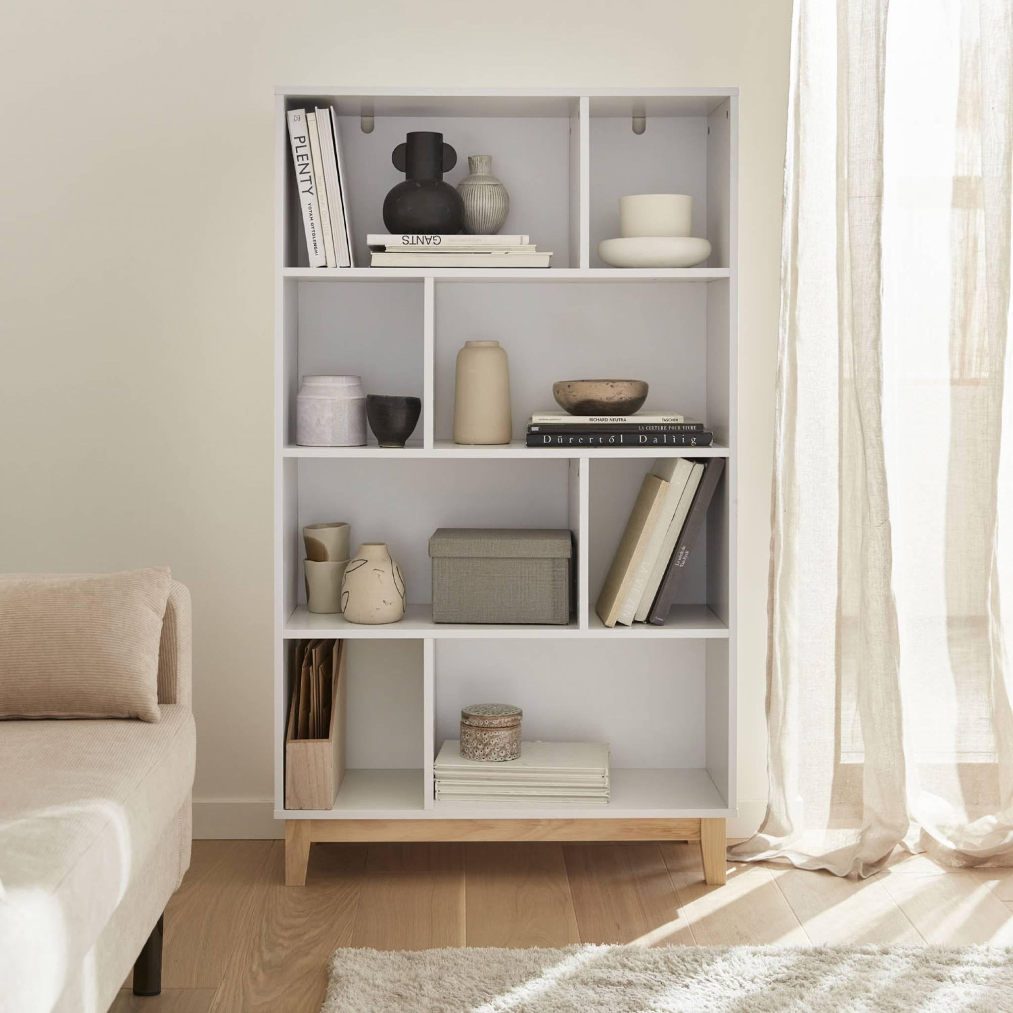Voir la diapositive 2 : SWEEEK Bibliothèque scandinave blanche. étagère asymétrique - Floki - pieds en bois de sapin. 4 étagères. 8 compartiments. 80x30x138cm