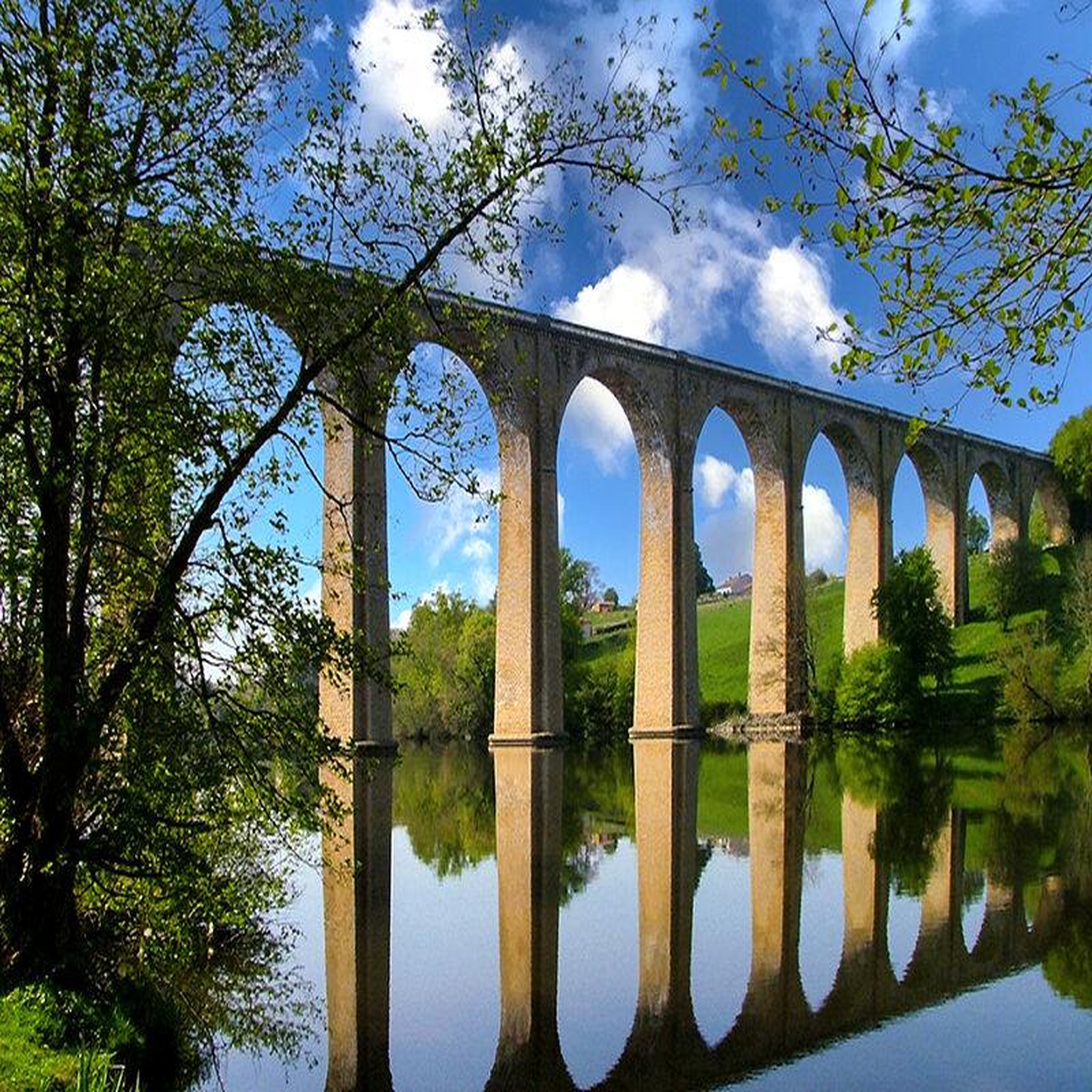 Voir la diapositive 2 : Smartbox Saut à l'élastique pour 2 au viaduc de l'isle jourdain dans la vienne - coffret cadeau sport & aventure