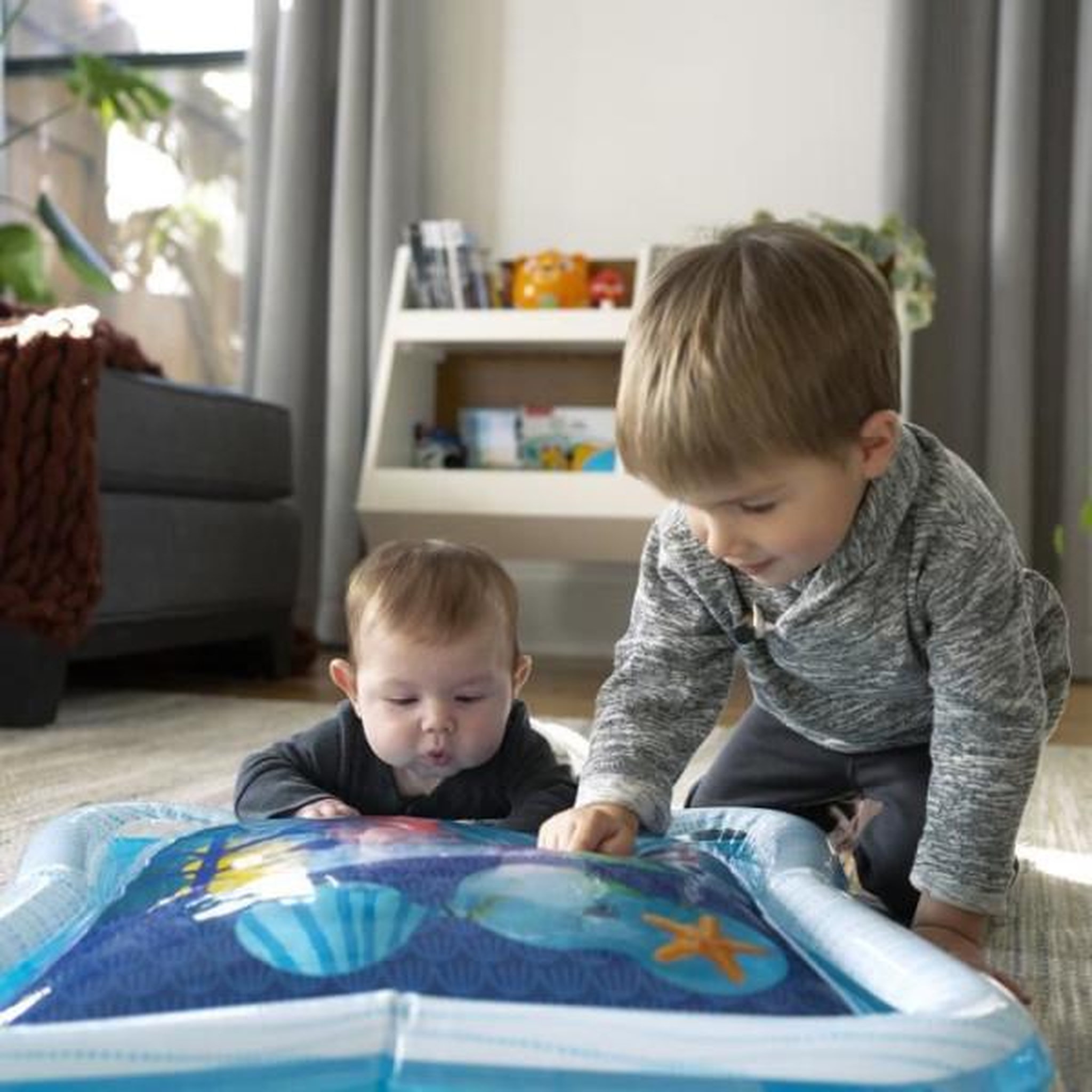 Voir la diapositive 5 : BABY EINSTEIN BABY EINSTEIN  Tapis d'eau pour bébé, jeu sensoriel et d'éveil?, gonflable, facile a nettoyer, pliable, jouets des la nais