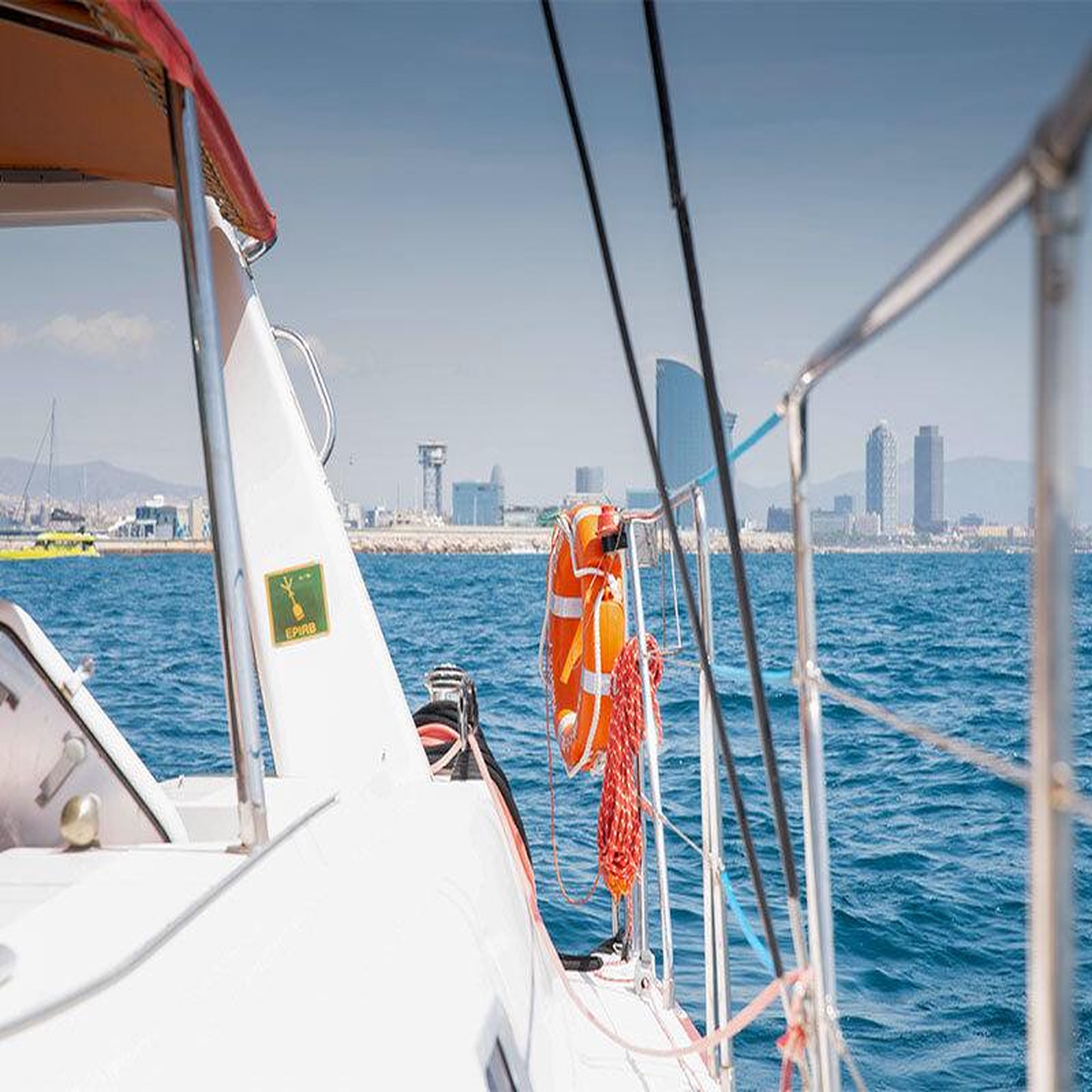 Voir la diapositive 5 : Smartbox Croisière au coucher du soleil : 2h en catamaran pour 2 personnes à barcelone - coffret cadeau sport & aventure