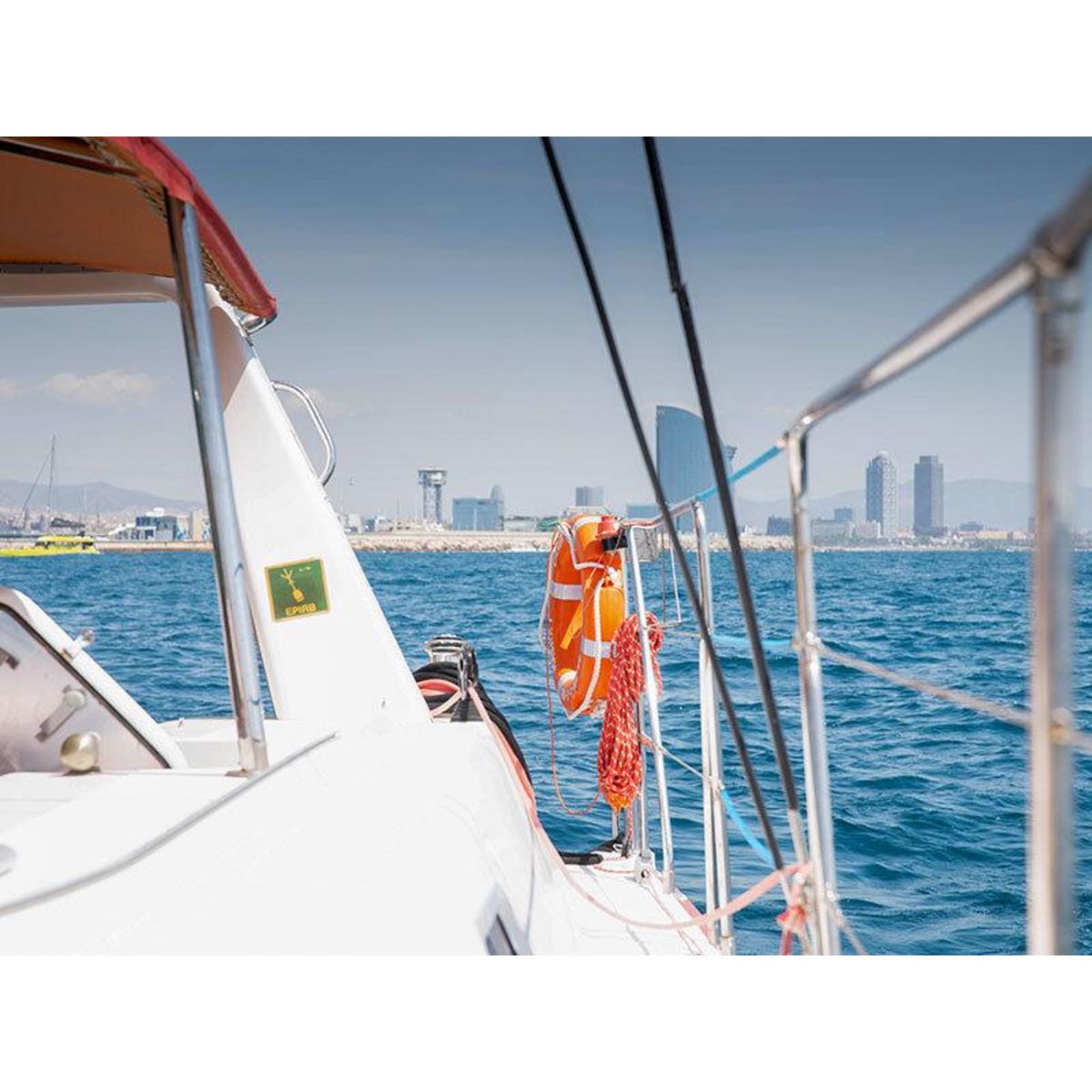 Smartbox Croisière au coucher du soleil : 2h en catamaran pour 2 personnes à Barcelone - Coffret Cadeau Sport & Aventure