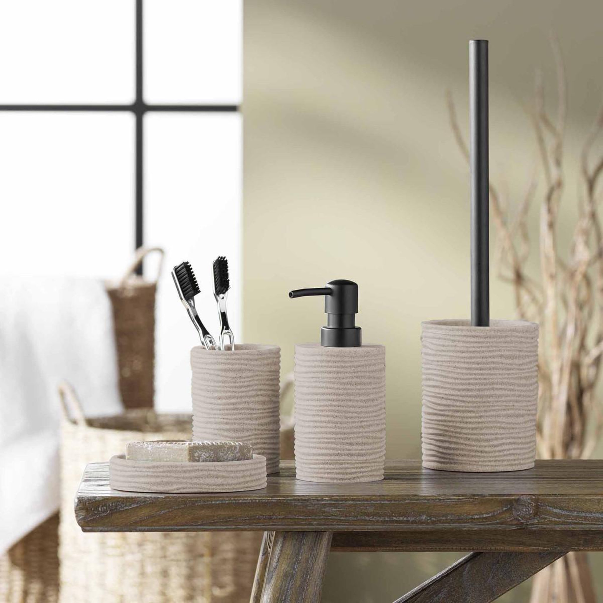 Voir la diapositive 3 : Douceur d'Intérieur Brosse wc effet strié  siloa  35cm sable