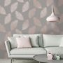 Voir la diapositive 4 : DUTCH WALLCOVERINGS DUTCH WALLCOVERINGS Papier peint Fawning Feather Gris et dore rose