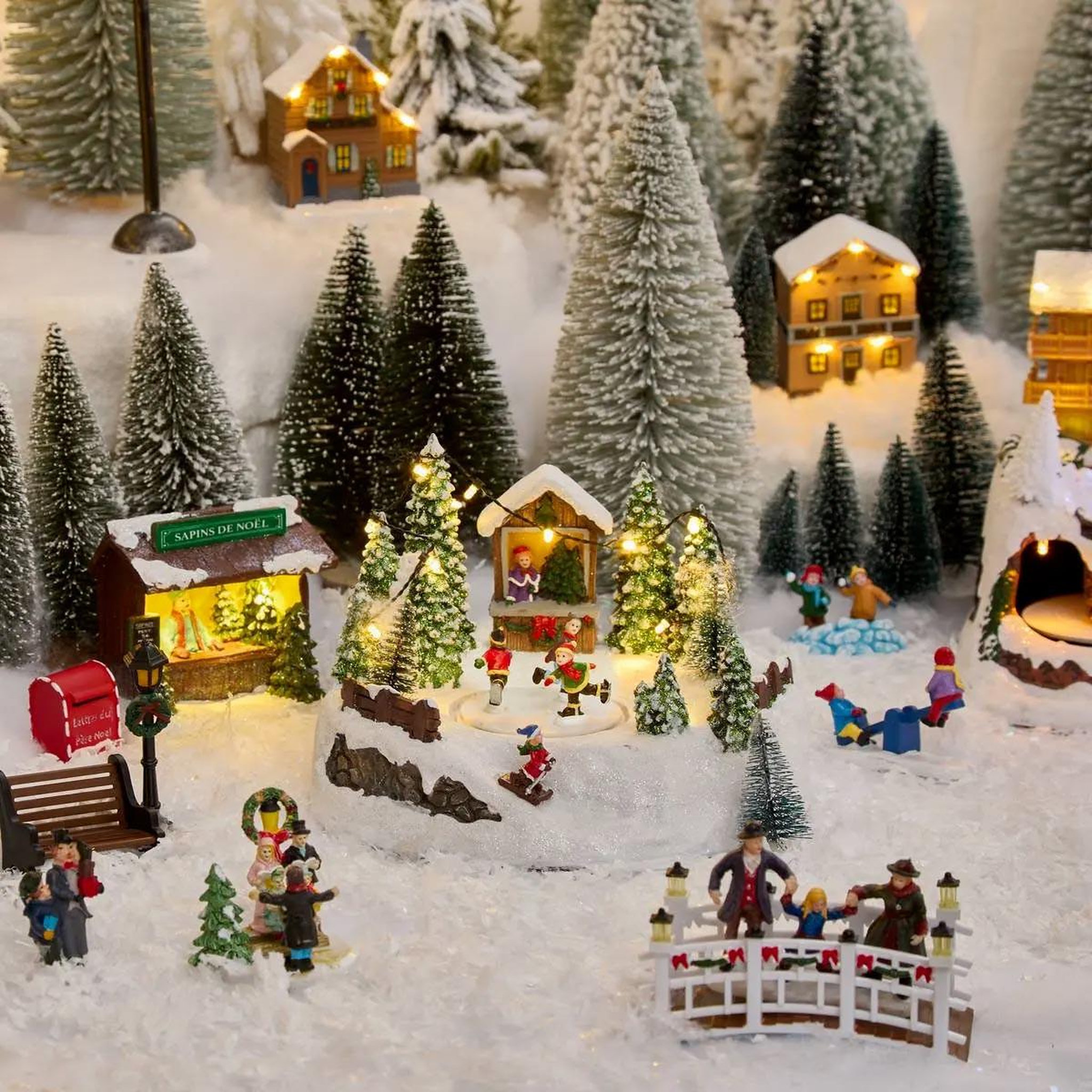 Voir la diapositive 5 : FEERIC LIGHT & CHRISTMAS Village de noël patinoire  montagne  22cm multicolore