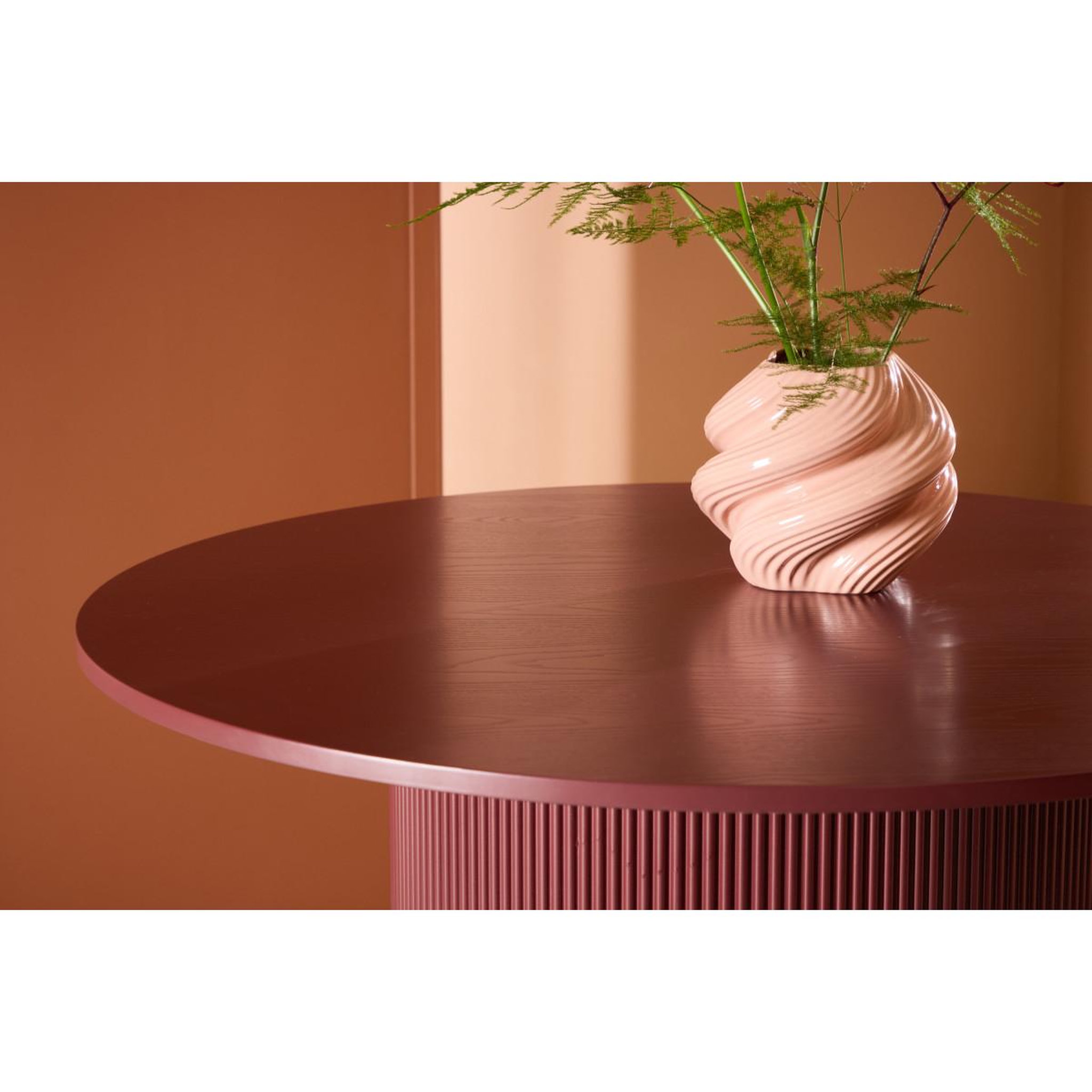 Voir la diapositive 4 : Paris Prix Table à manger nervurée  lenox  110cm bordeaux