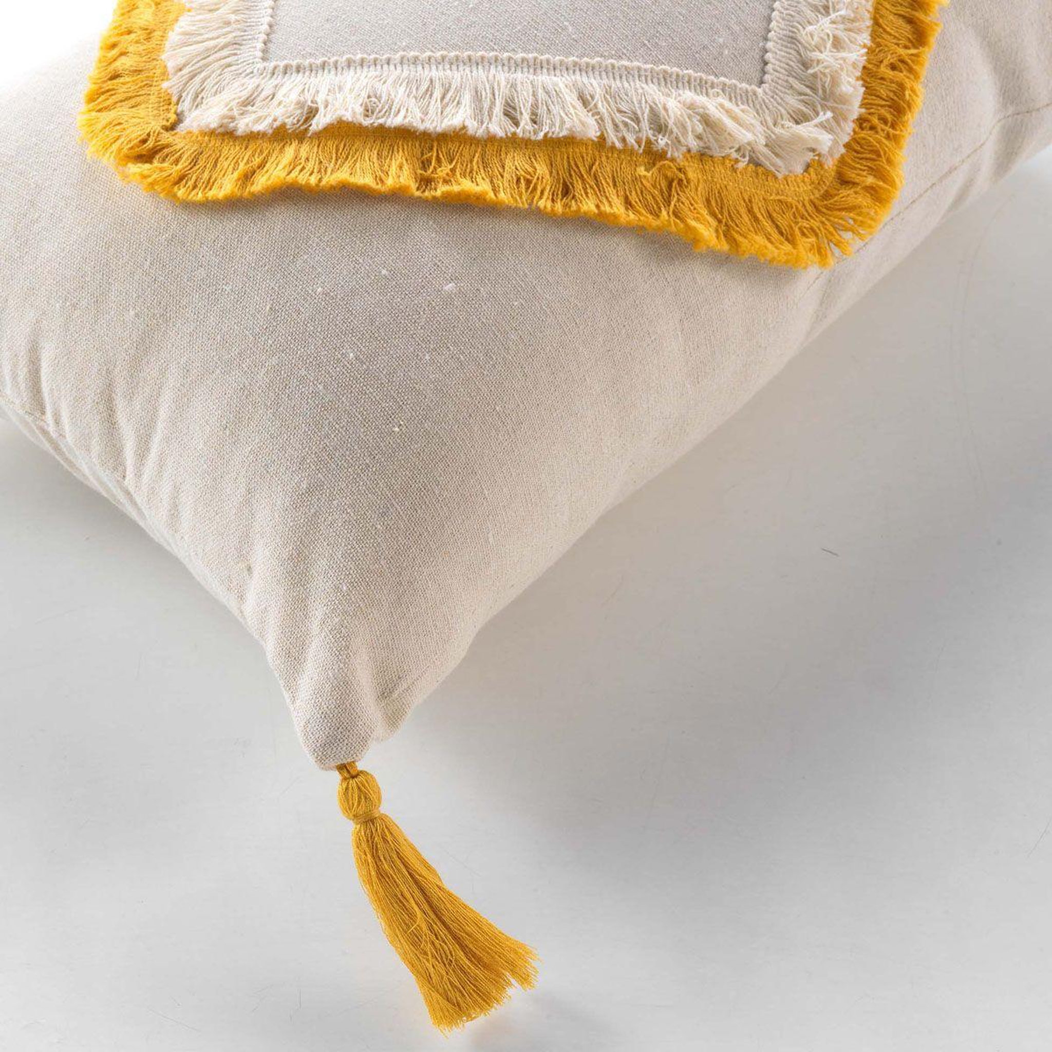 Voir la diapositive 2 : Douceur d'Intérieur Coussin déco à pompons  malory  30x50cm jaune